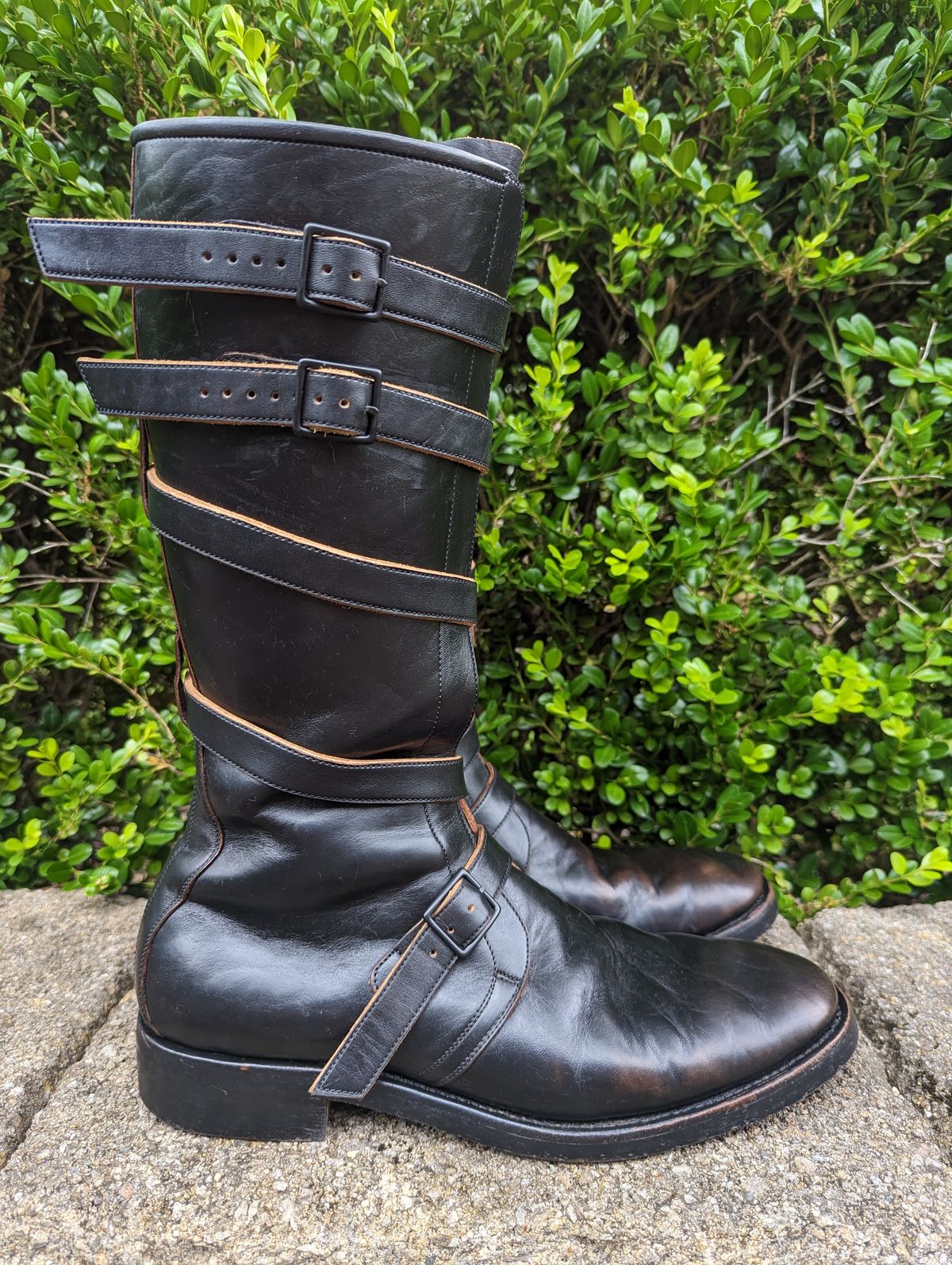 Photo by clefke on June 16, 2023 of the Benzein The Hanker Tanker Boots in Horween Horsehide Overdyed Black.