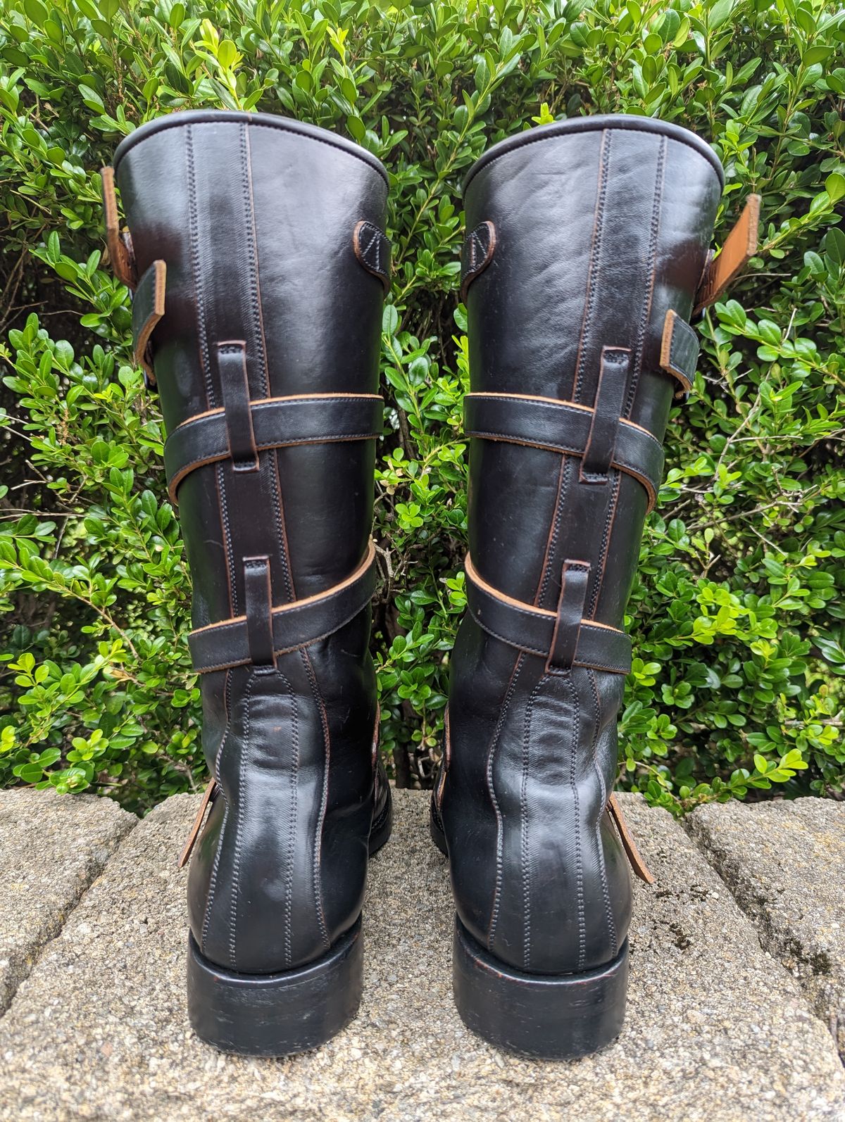 Photo by clefke on June 16, 2023 of the Benzein The Hanker Tanker Boots in Horween Horsehide Overdyed Black.