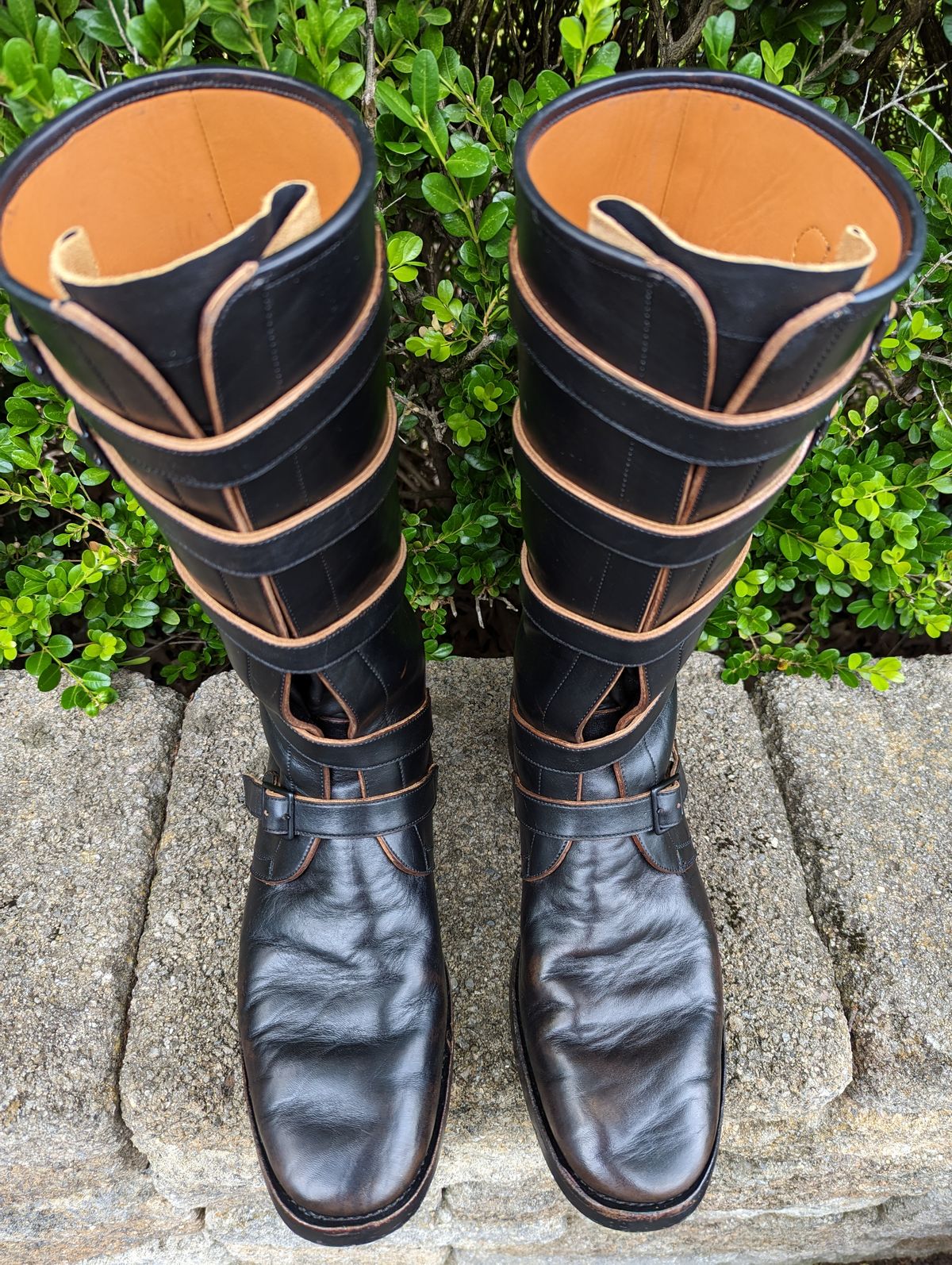 Photo by clefke on June 16, 2023 of the Benzein The Hanker Tanker Boots in Horween Horsehide Overdyed Black.