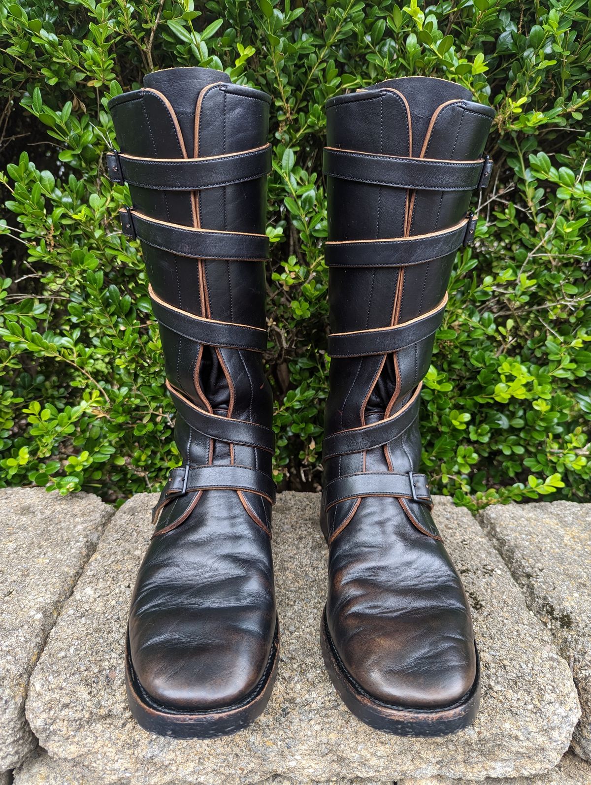 Photo by clefke on June 16, 2023 of the Benzein The Hanker Tanker Boots in Horween Horsehide Overdyed Black.