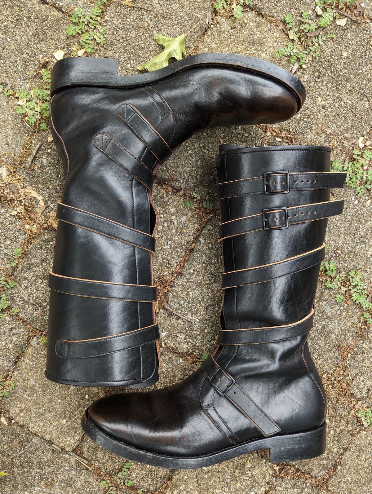 Photo by clefke on June 16, 2023 of the Benzein The Hanker Tanker Boots in Horween Horsehide Overdyed Black.