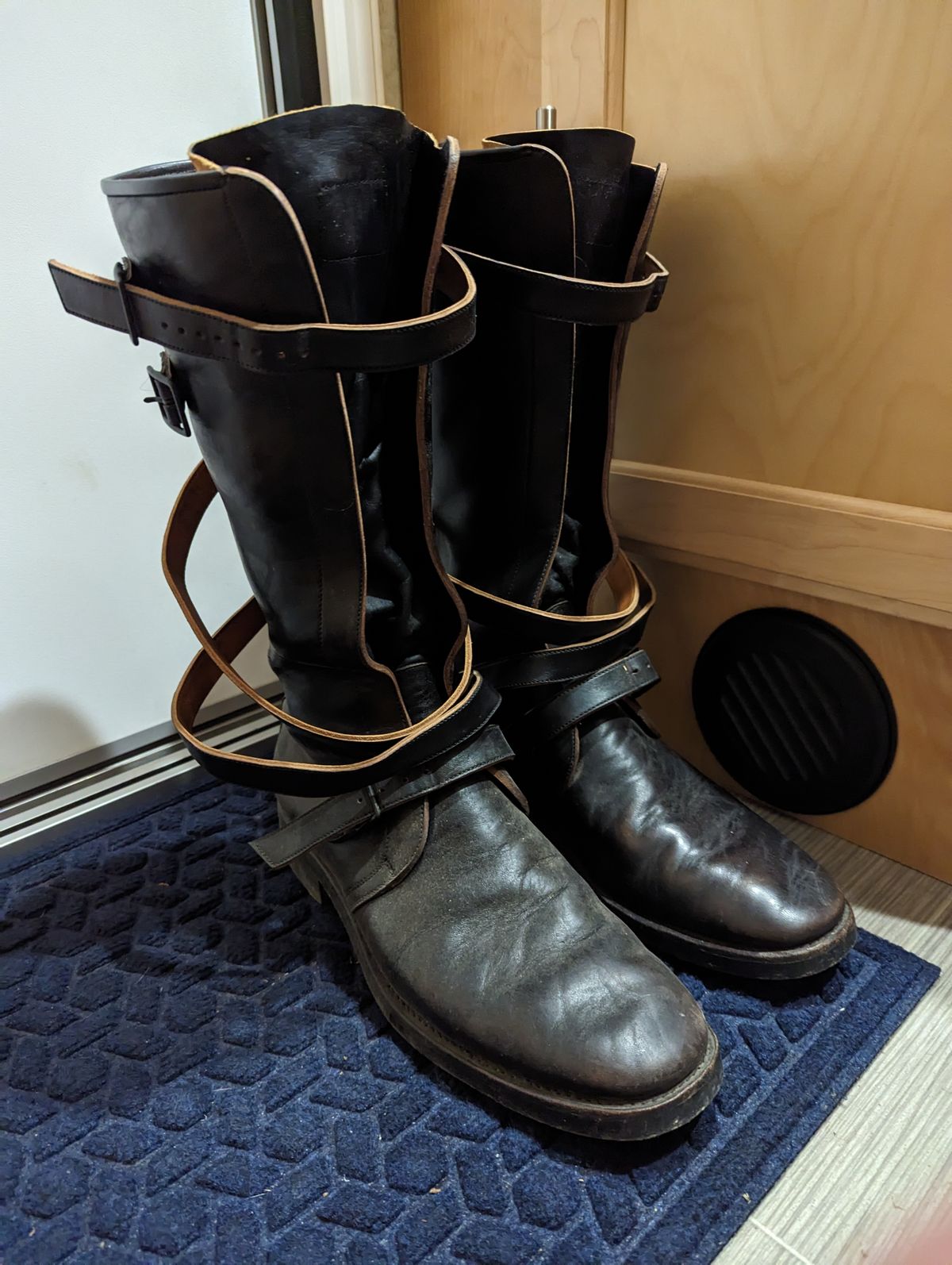 Photo by clefke on June 17, 2023 of the Benzein The Hanker Tanker Boots in Horween Horsehide Overdyed Black.