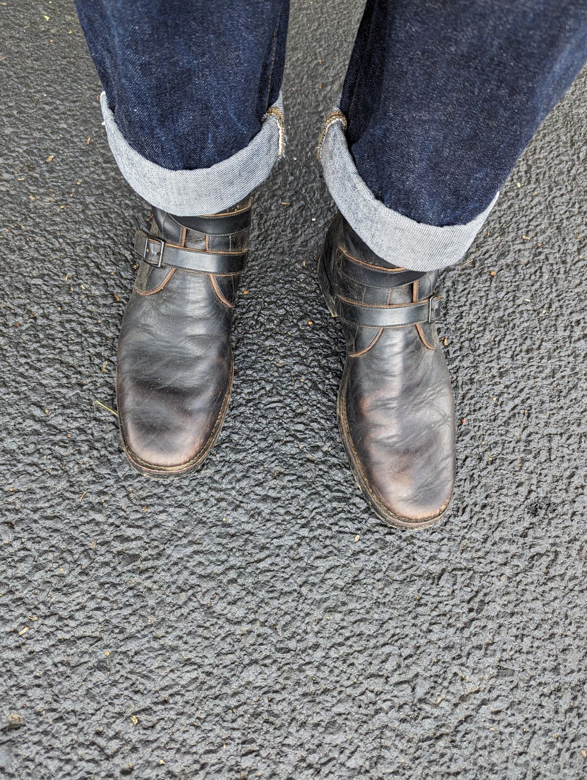 Photo by clefke on June 20, 2023 of the Benzein The Hanker Tanker Boots in Horween Horsehide Overdyed Black.