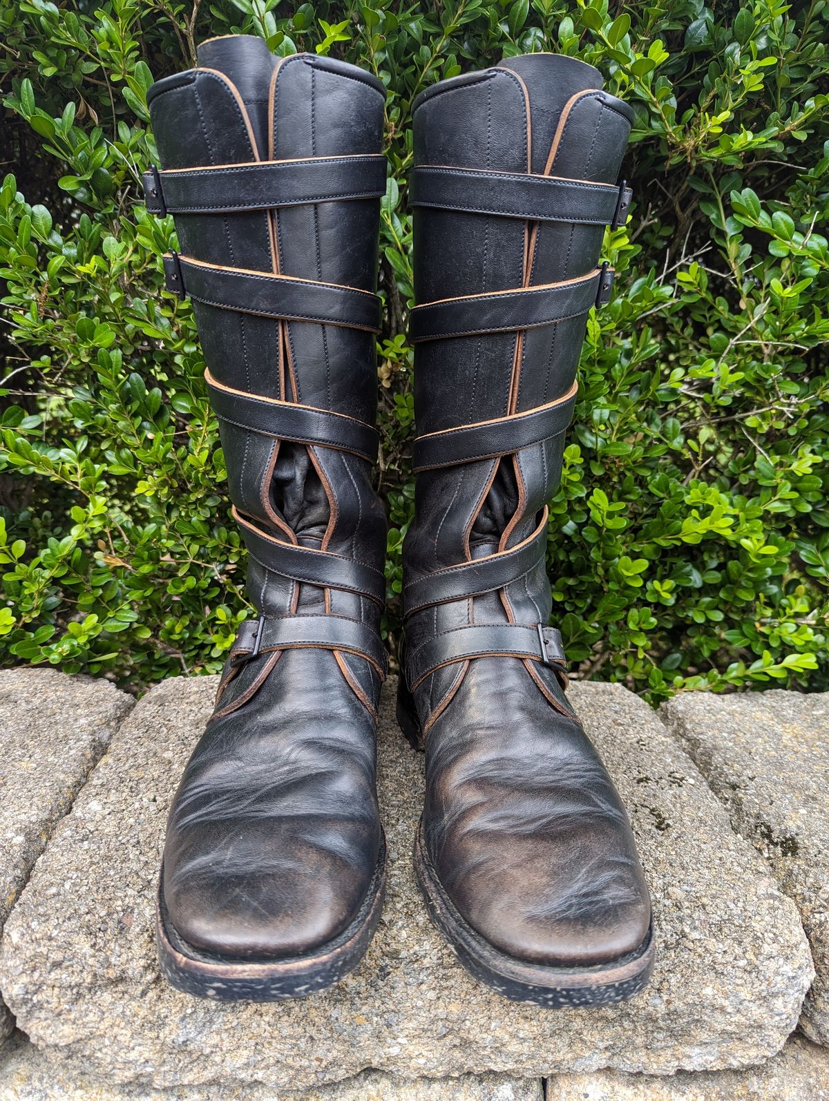 Photo by clefke on June 28, 2023 of the Benzein The Hanker Tanker Boots in Horween Horsehide Overdyed Black.