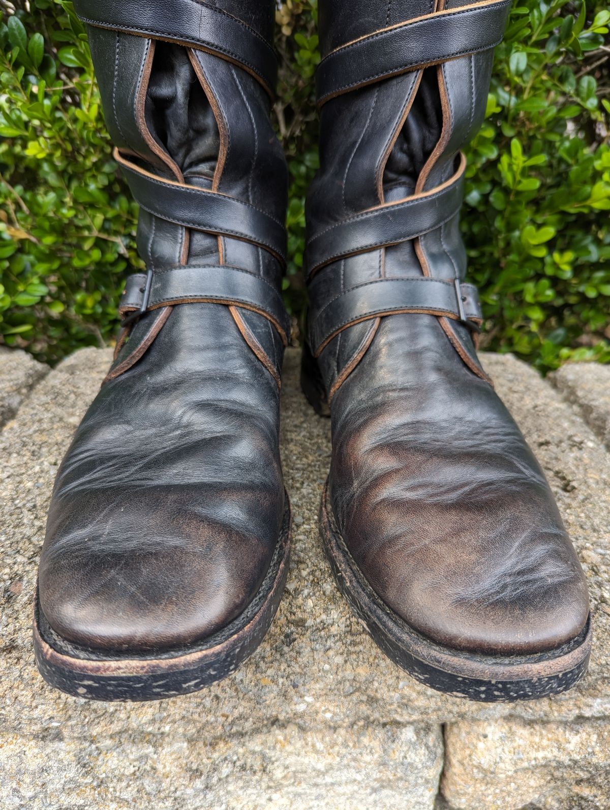 Photo by clefke on June 28, 2023 of the Benzein The Hanker Tanker Boots in Horween Horsehide Overdyed Black.