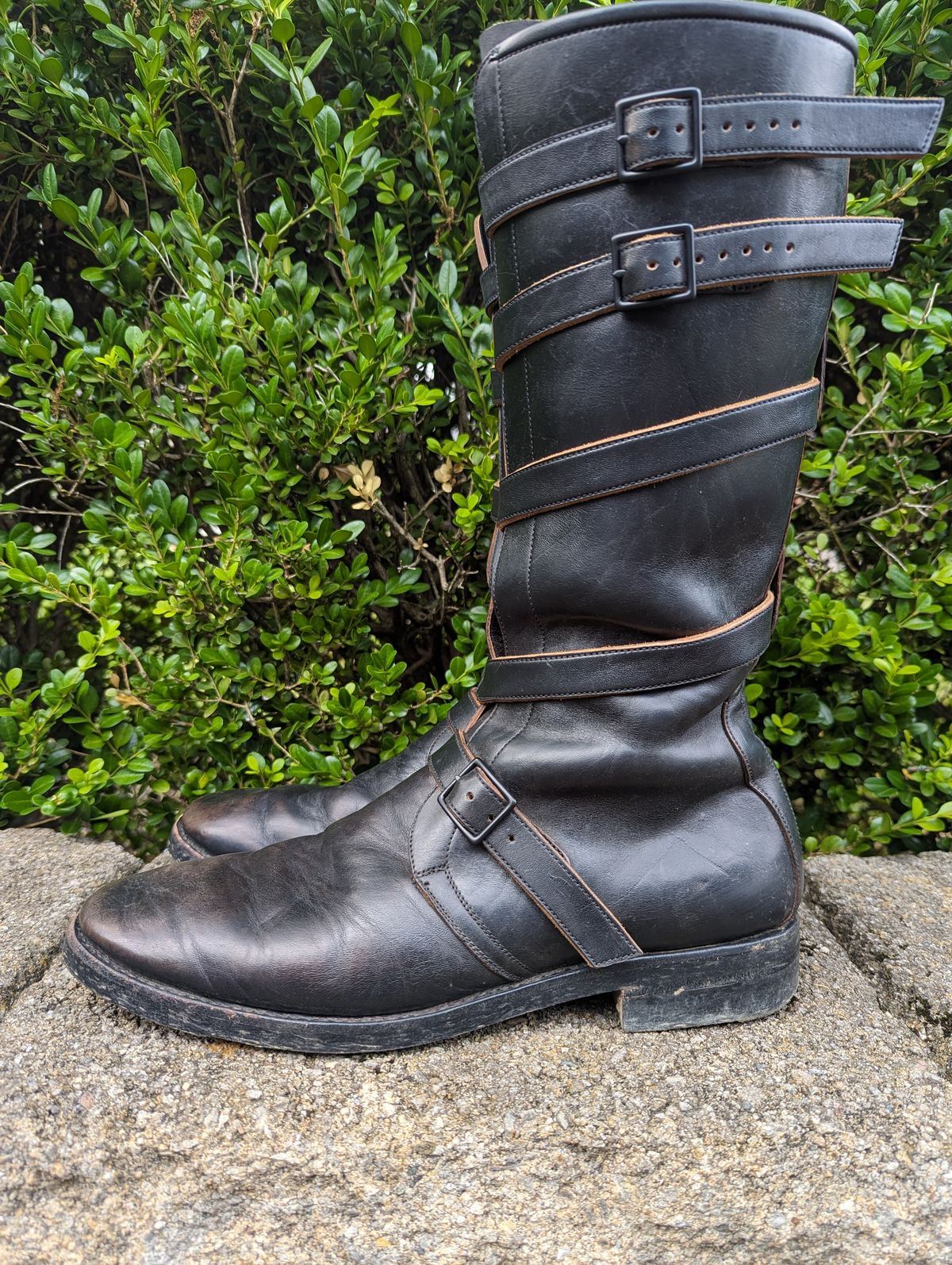 Photo by clefke on June 28, 2023 of the Benzein The Hanker Tanker Boots in Horween Horsehide Overdyed Black.