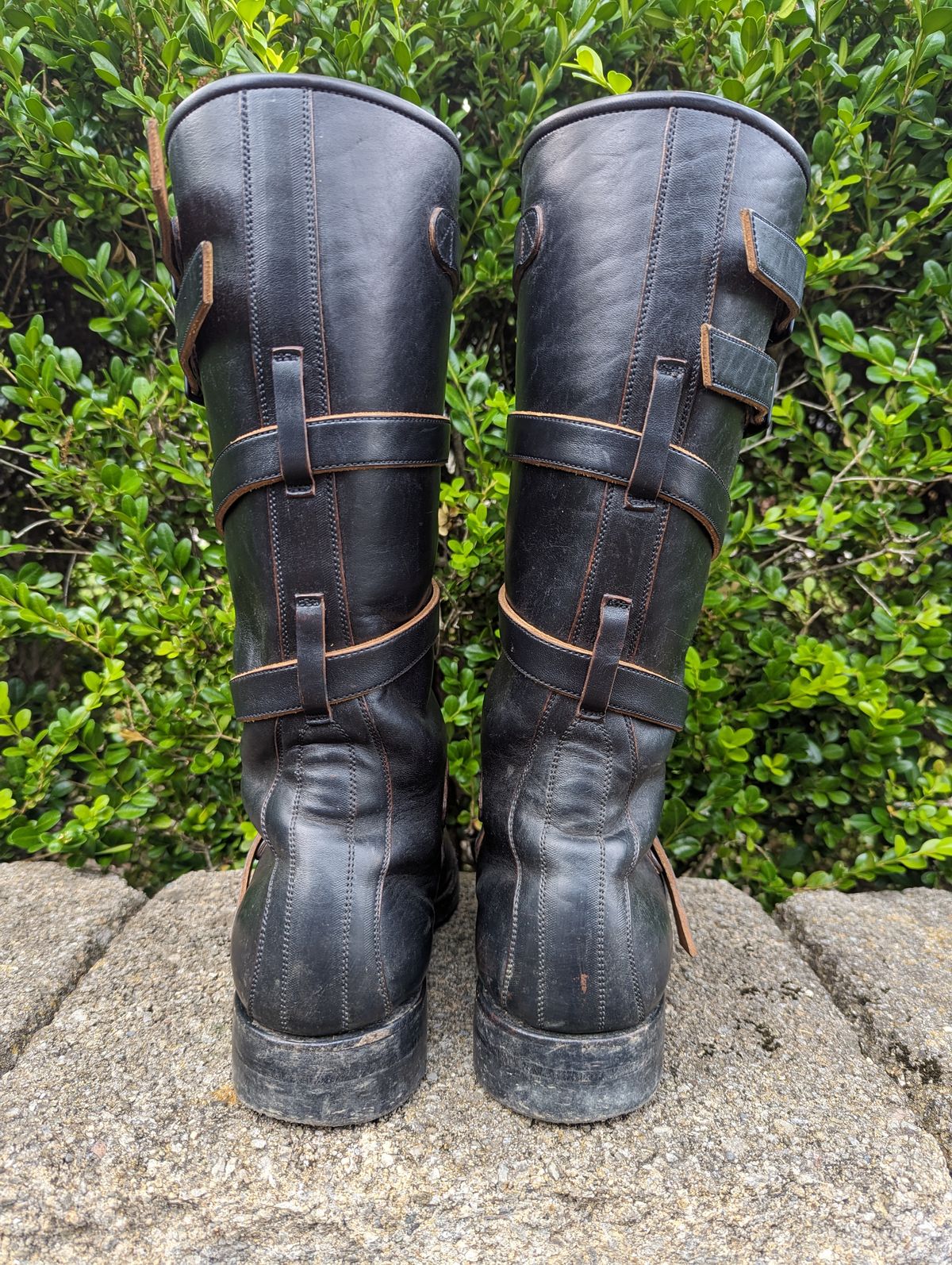 Photo by clefke on June 28, 2023 of the Benzein The Hanker Tanker Boots in Horween Horsehide Overdyed Black.