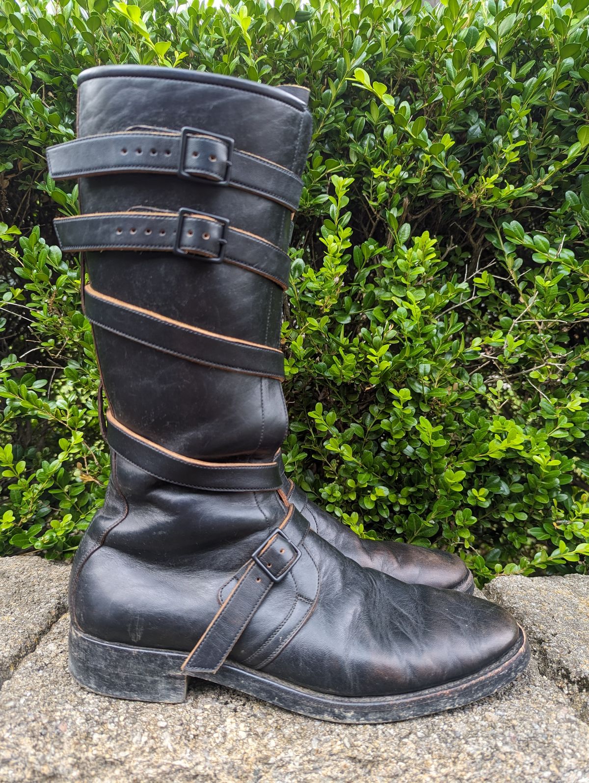 Photo by clefke on June 28, 2023 of the Benzein The Hanker Tanker Boots in Horween Horsehide Overdyed Black.