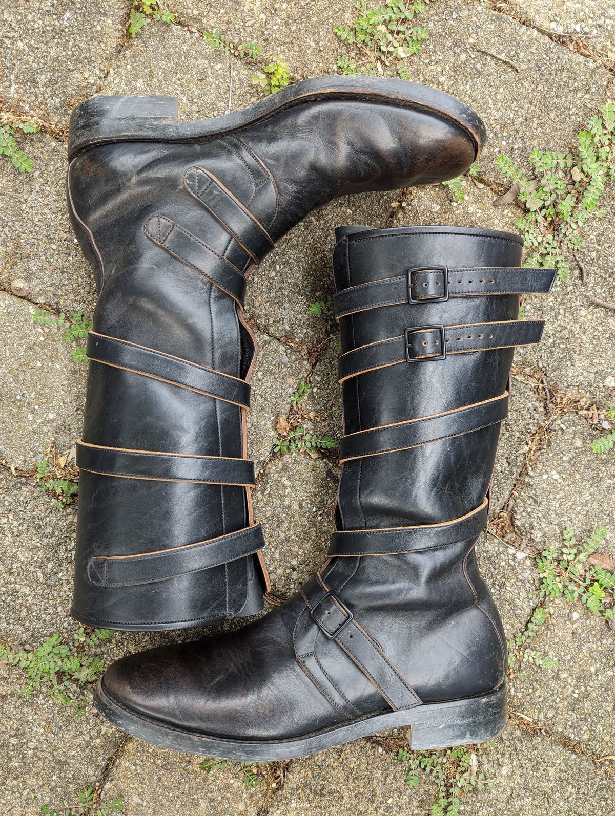 Photo by clefke on June 28, 2023 of the Benzein The Hanker Tanker Boots in Horween Horsehide Overdyed Black.