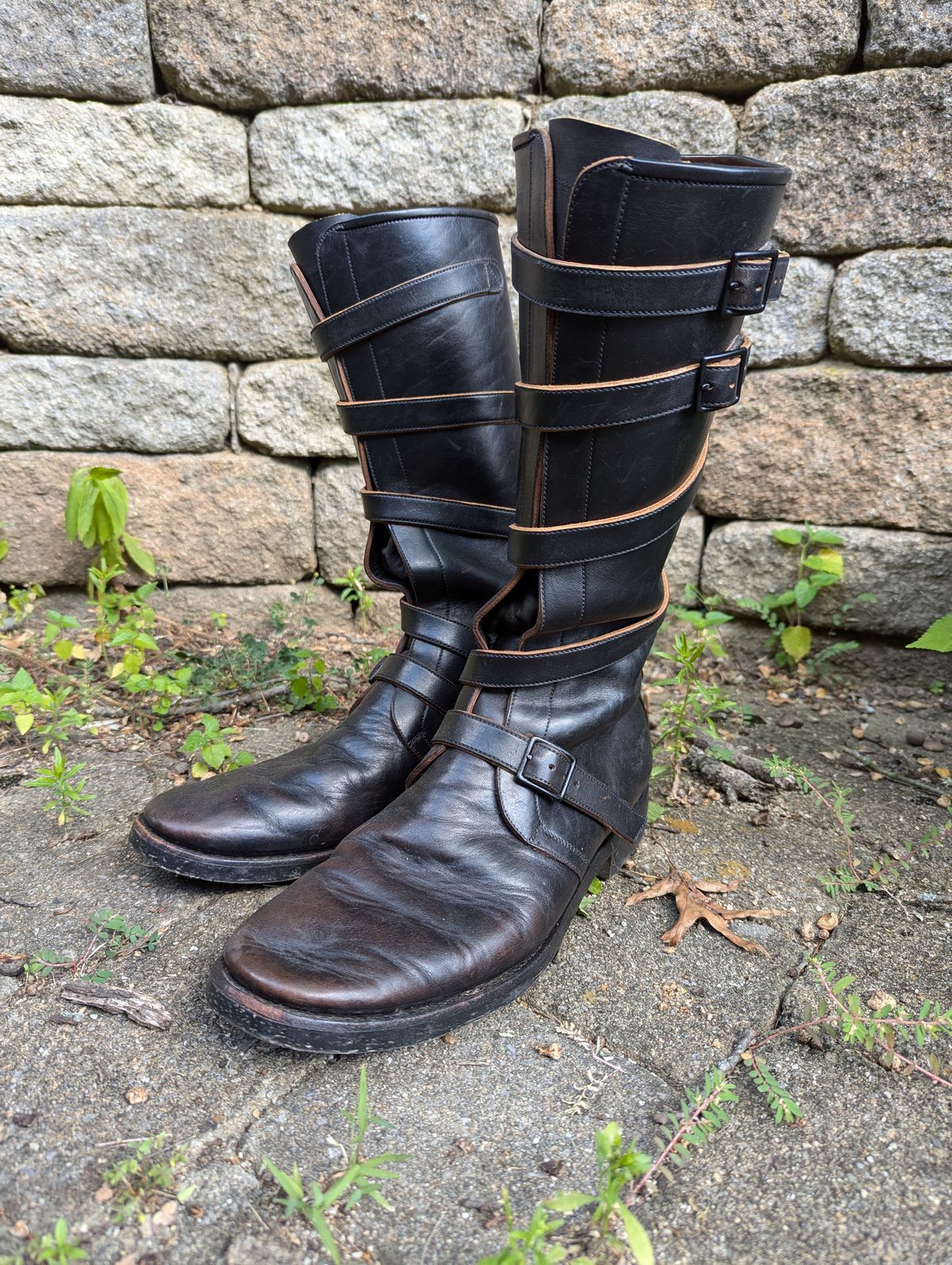 Photo by clefke on August 10, 2024 of the Benzein The Hanker Tanker Boots in Horween Horsehide Overdyed Black.