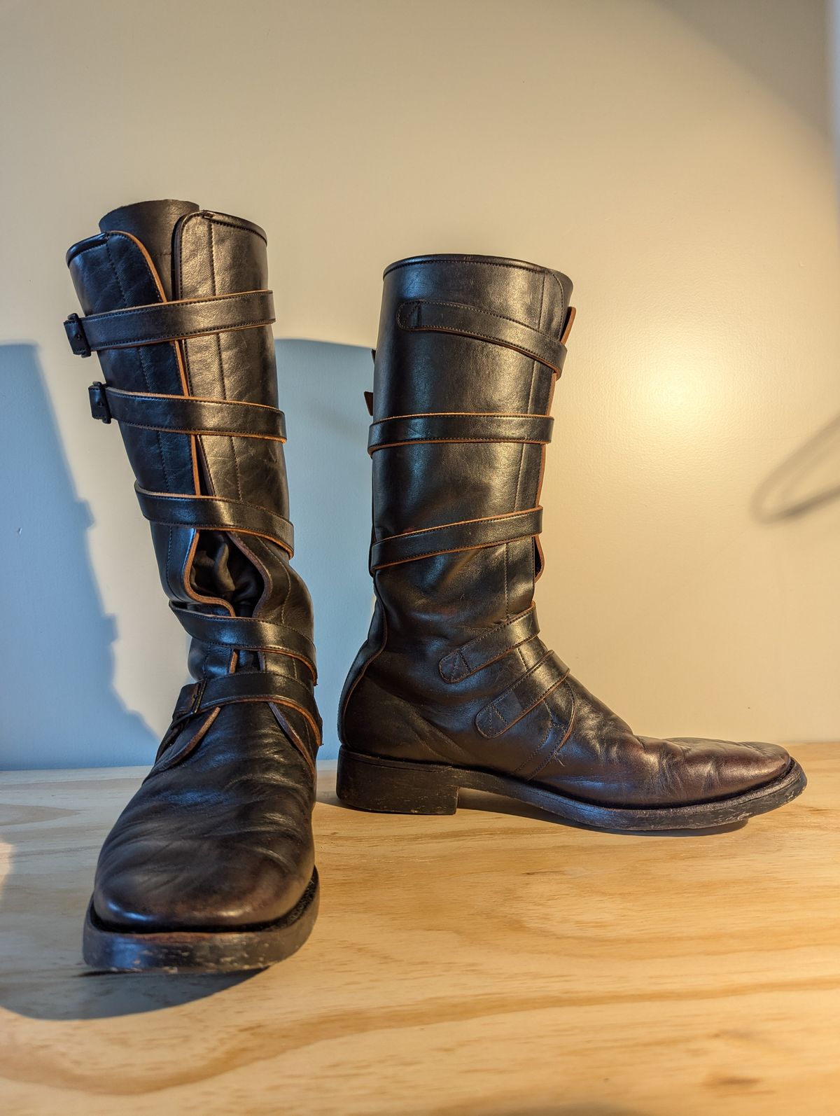 Photo by clefke on August 11, 2024 of the Benzein The Hanker Tanker Boots in Horween Horsehide Overdyed Black.