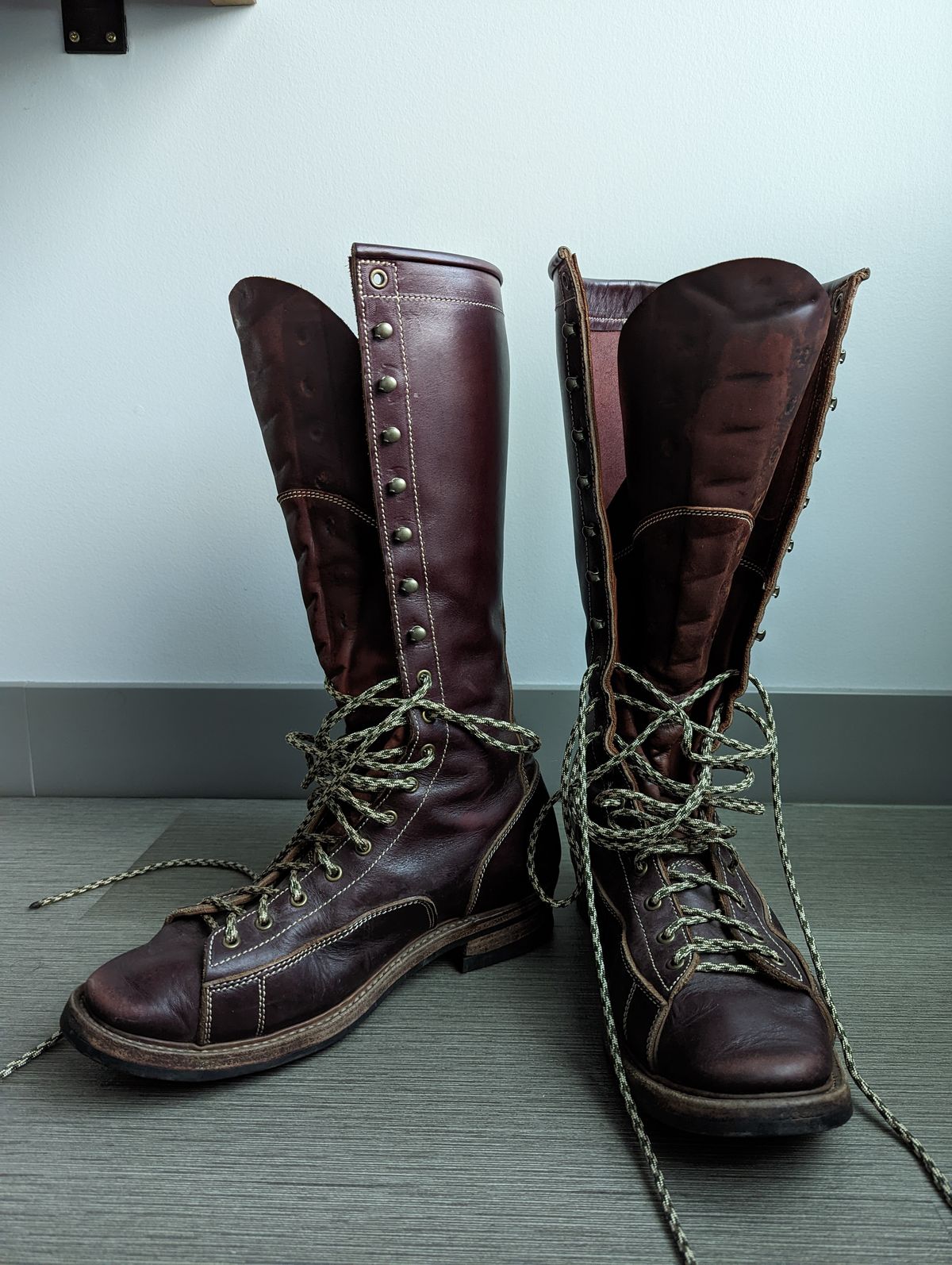 Photo by clefke on November 27, 2022 of the Willie's Handmade Boots Unlisted Model in S.B. Foot Black Cherry Excalibur.