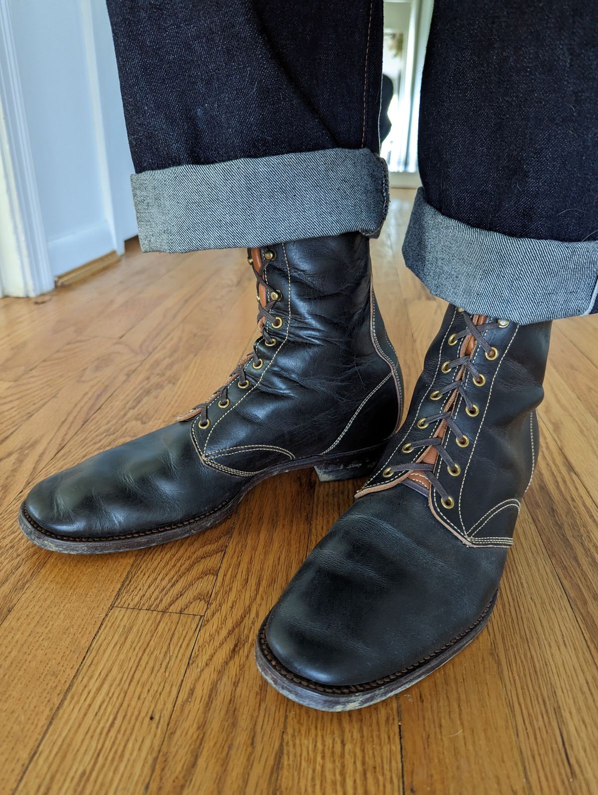 Photo by clefke on February 12, 2023 of the Clinch Hi-Liner in Wickett & Craig Black-Overdyed Latigo.