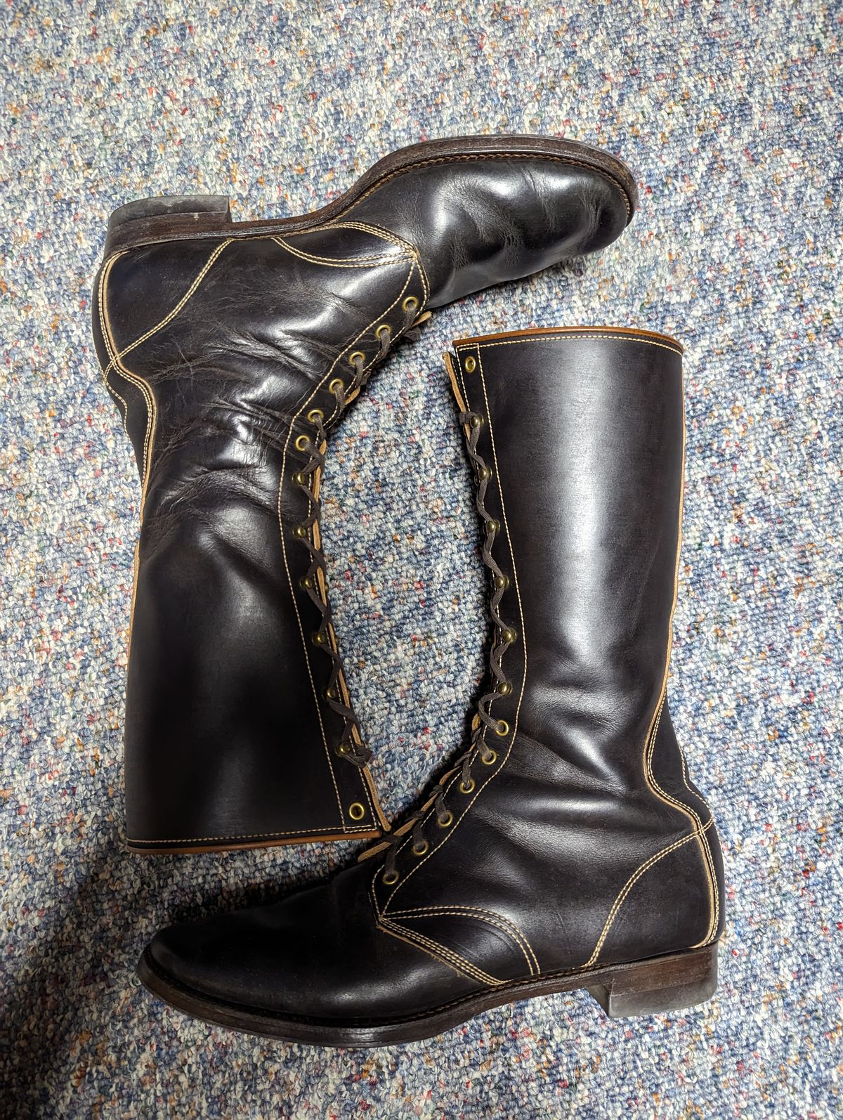 Photo by clefke on November 19, 2023 of the Clinch Hi-Liner in Wickett & Craig Black-Overdyed Latigo.