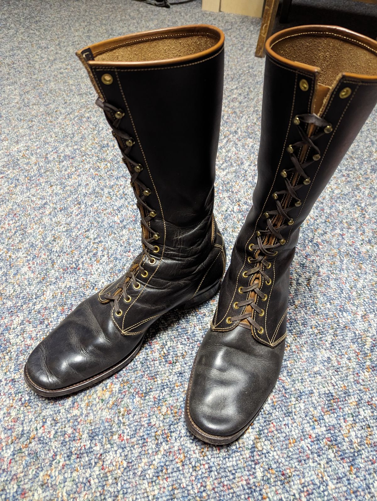 Photo by clefke on November 19, 2023 of the Clinch Hi-Liner in Wickett & Craig Black-Overdyed Latigo.