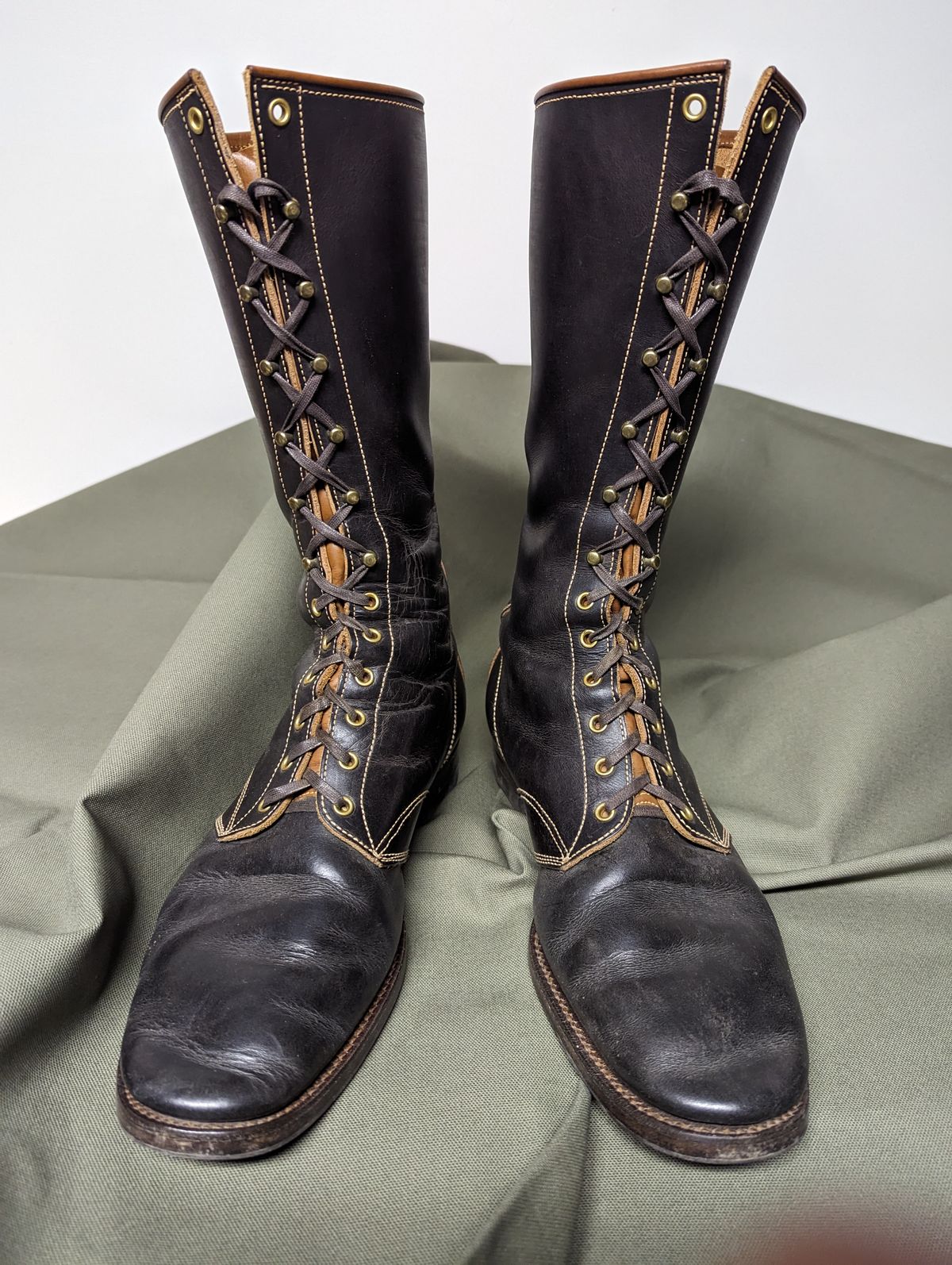 Photo by clefke on November 19, 2023 of the Clinch Hi-Liner in Wickett & Craig Black-Overdyed Latigo.