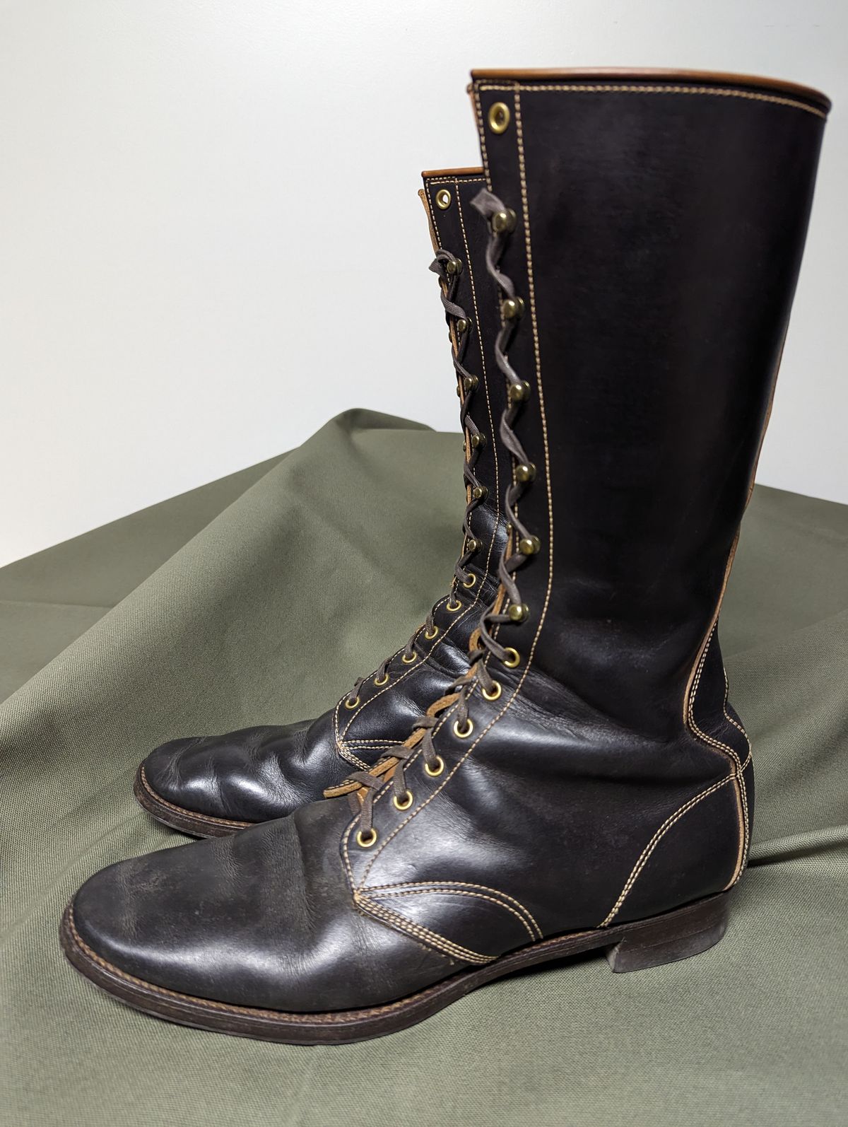 Photo by clefke on November 19, 2023 of the Clinch Hi-Liner in Wickett & Craig Black-Overdyed Latigo.