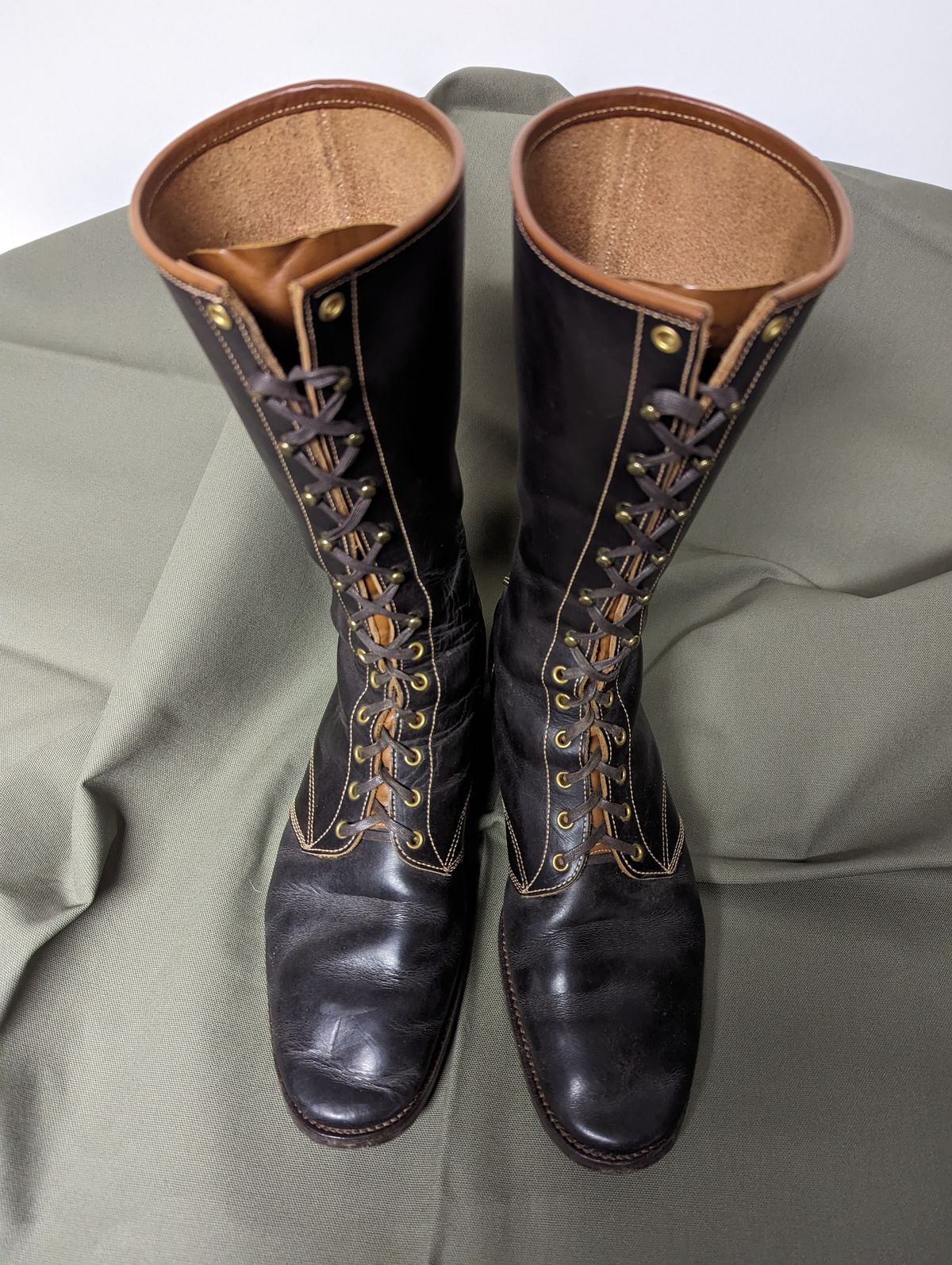 Photo by clefke on November 19, 2023 of the Clinch Hi-Liner in Wickett & Craig Black-Overdyed Latigo.