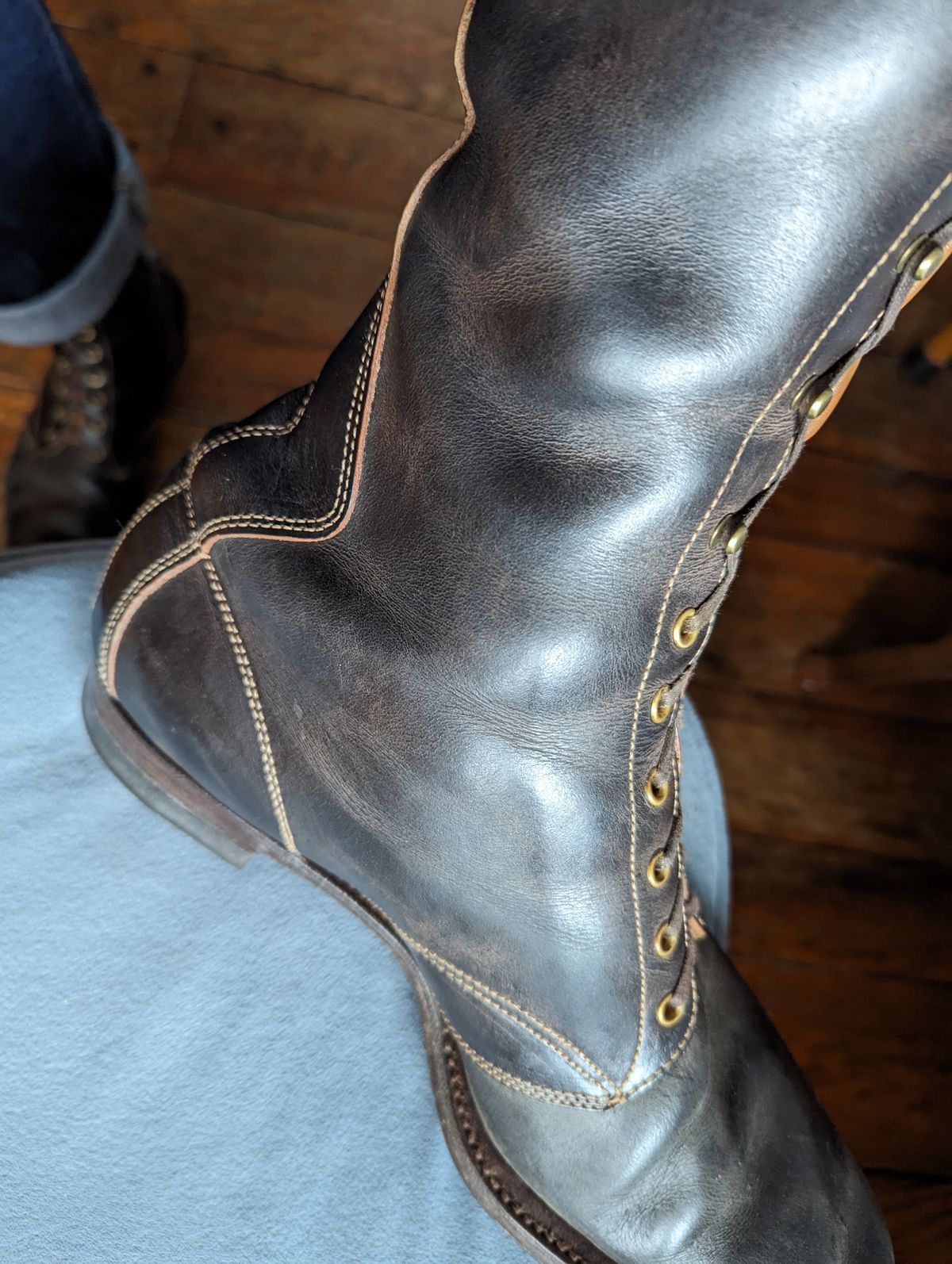 Photo by clefke on December 10, 2023 of the Clinch Hi-Liner in Wickett & Craig Black-Overdyed Latigo.