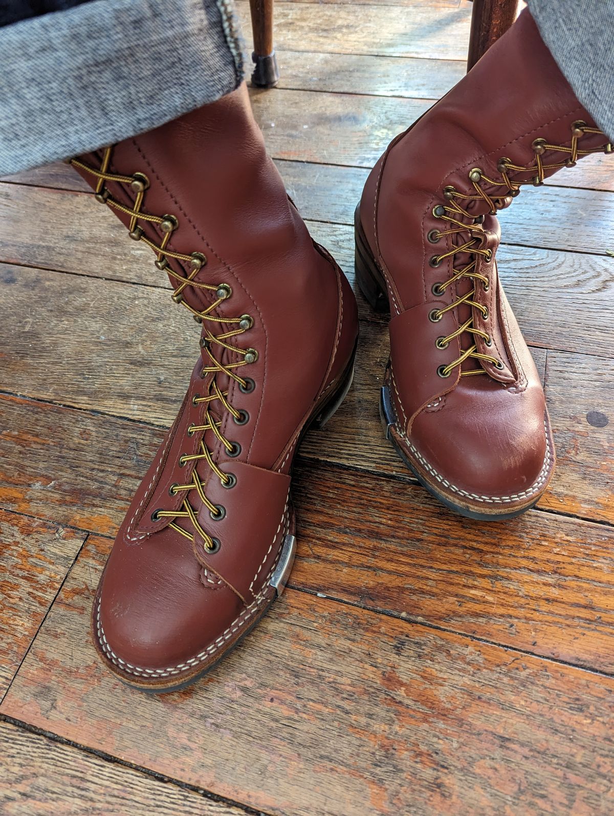 Photo by clefke on October 10, 2023 of the Wesco Highliner in Seidel Redwood Oil Tan.