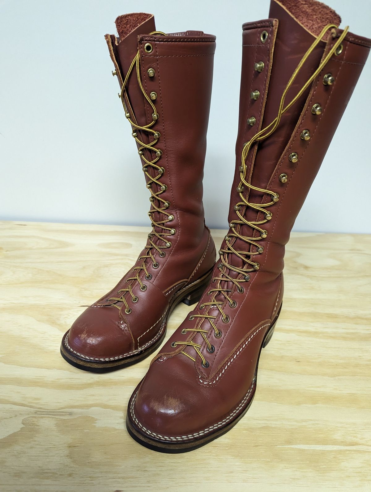 Photo by clefke on November 2, 2023 of the Wesco Highliner in Seidel Redwood Oil Tan.
