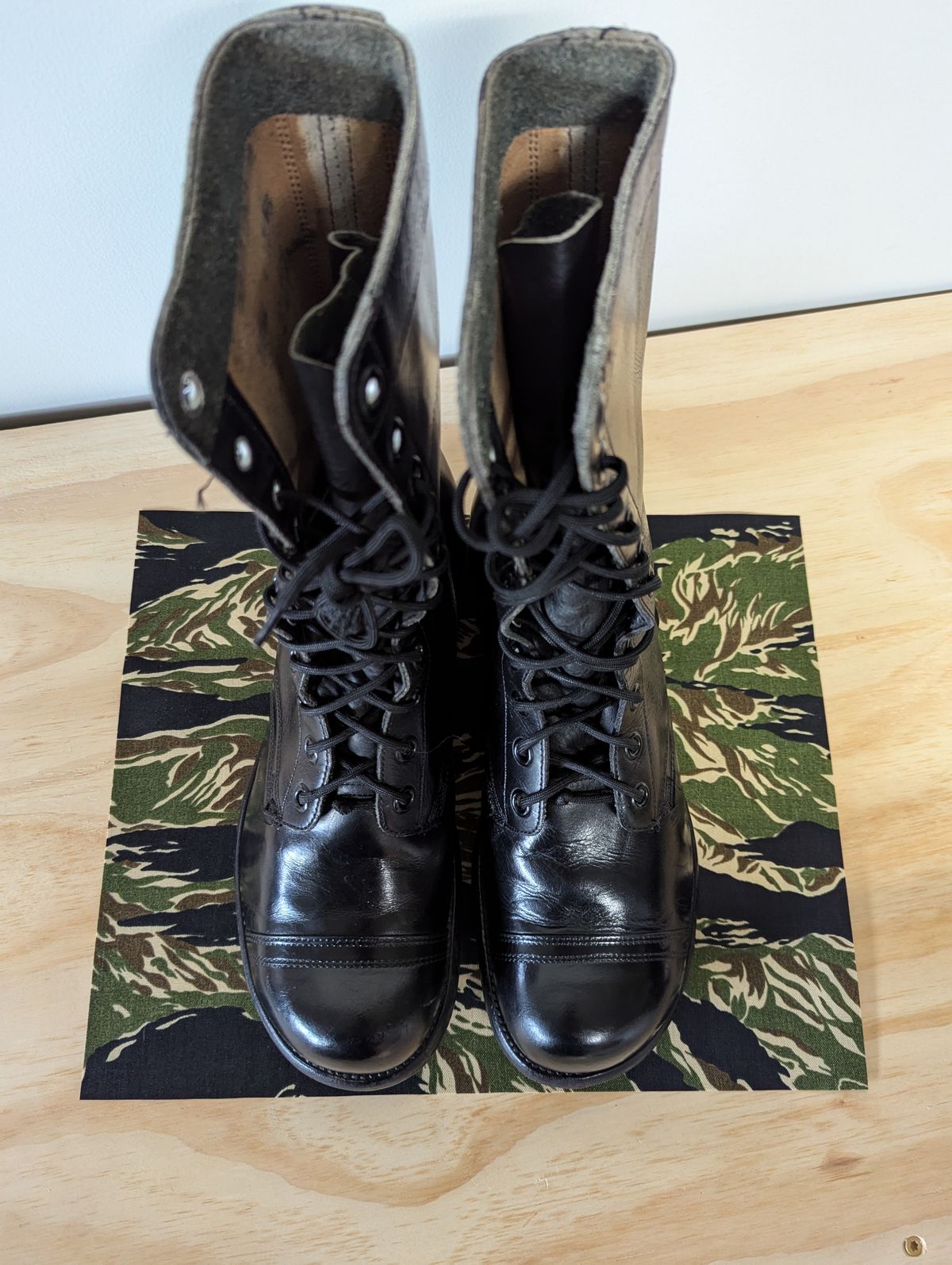 Photo by clefke on August 24, 2024 of the Endicott Johnson US Army Combat Boots (1961) in Black Leather.