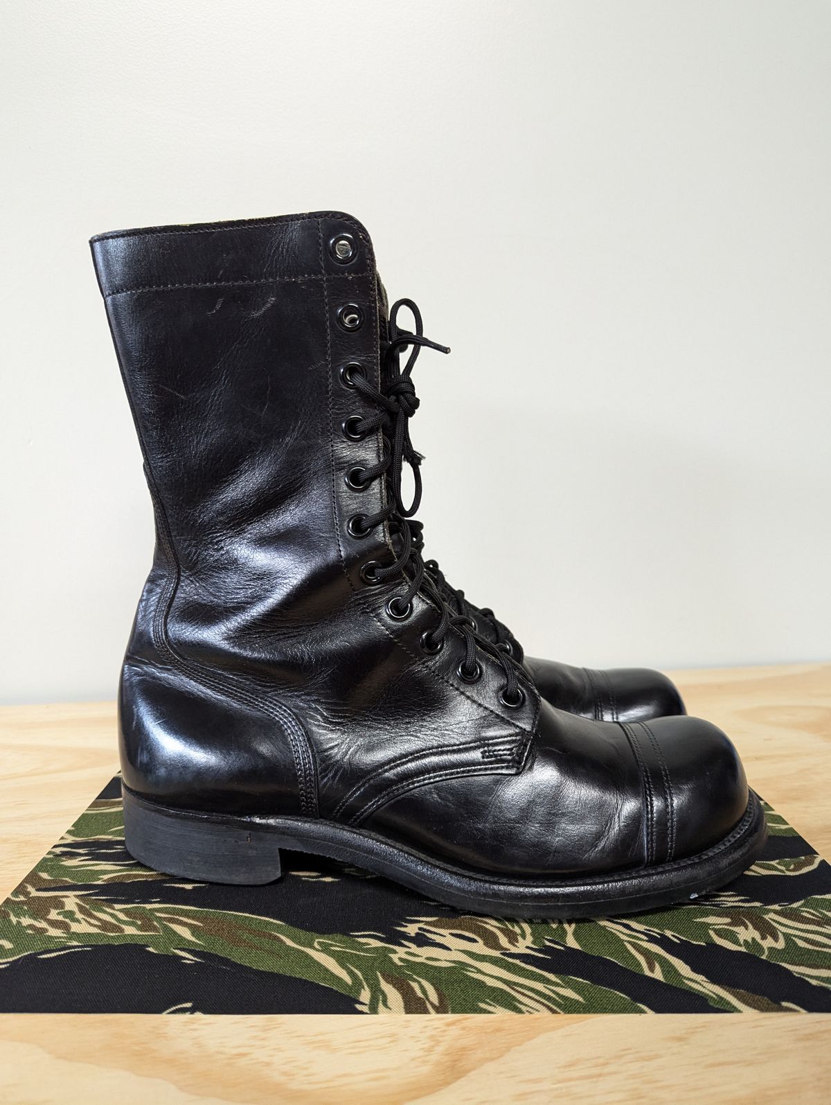 Photo by clefke on August 24, 2024 of the Endicott Johnson US Army Combat Boots (1961) in Black Leather.