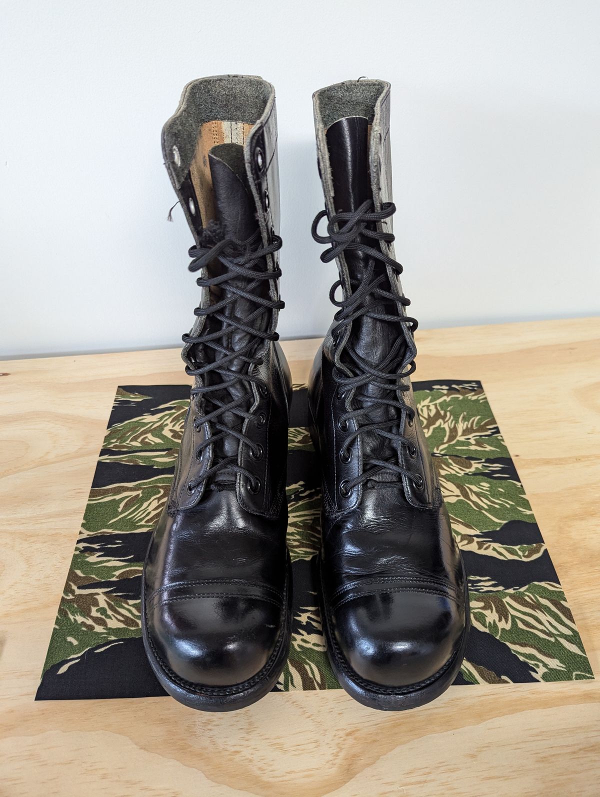 Photo by clefke on August 24, 2024 of the Endicott Johnson US Army Combat Boots (1961) in Black Leather.