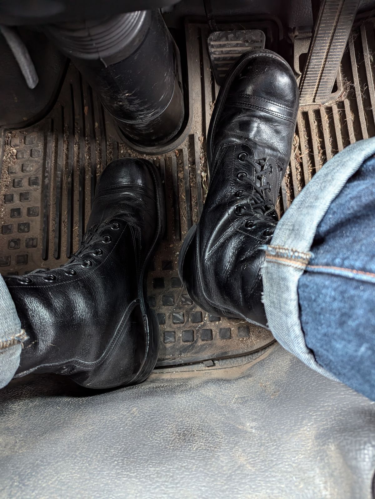 Photo by clefke on September 6, 2024 of the Endicott Johnson US Army Combat Boots (1961) in Black Leather.