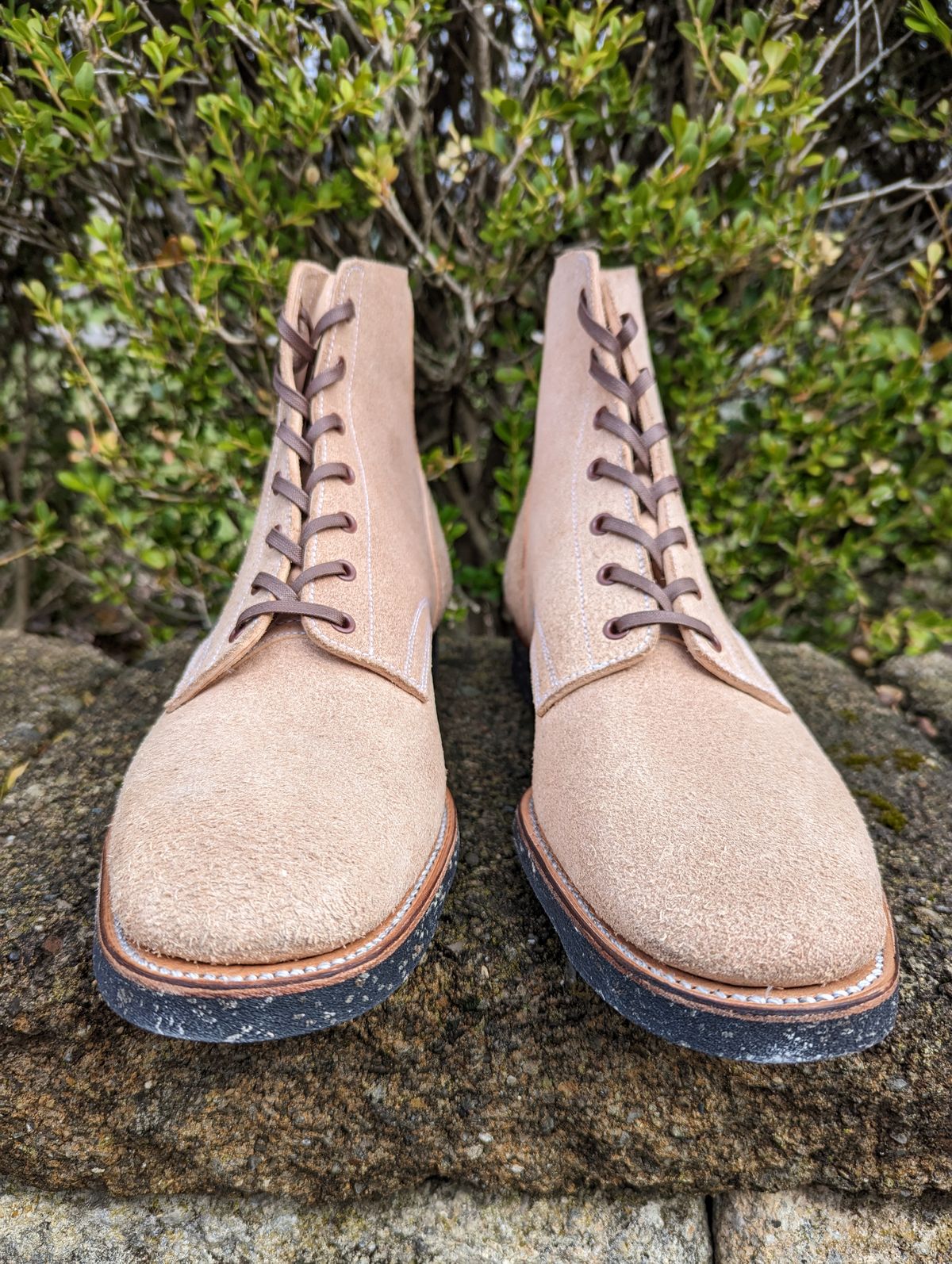 Photo by clefke on March 23, 2023 of the Clinch Yeager Boots in Wickett & Craig Natural Latigo Roughout.