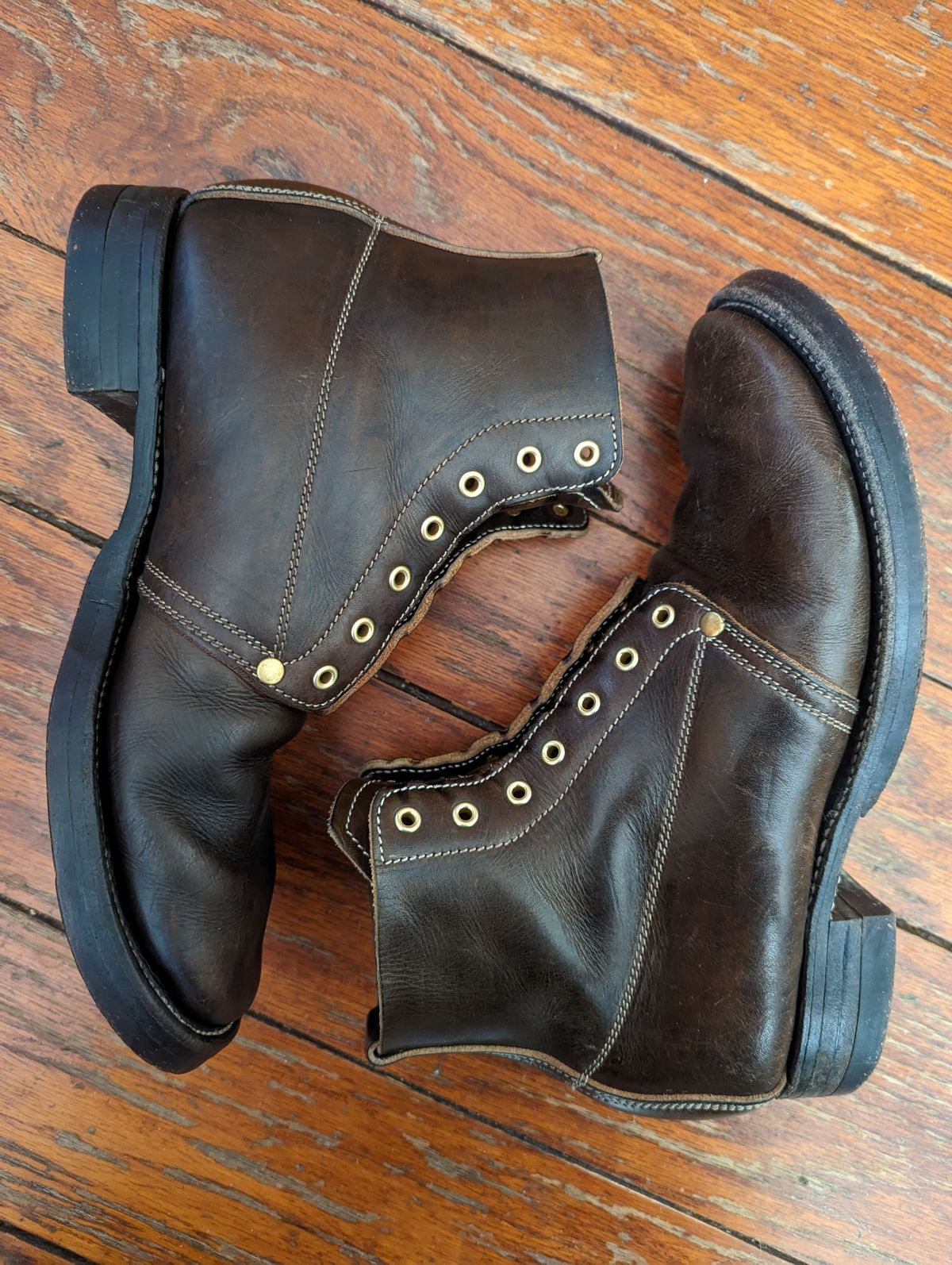 Photo by clefke on February 5, 2023 of the Unsung U 22-1 Slog Boot in Wickett & Craig Olive H Latigo.
