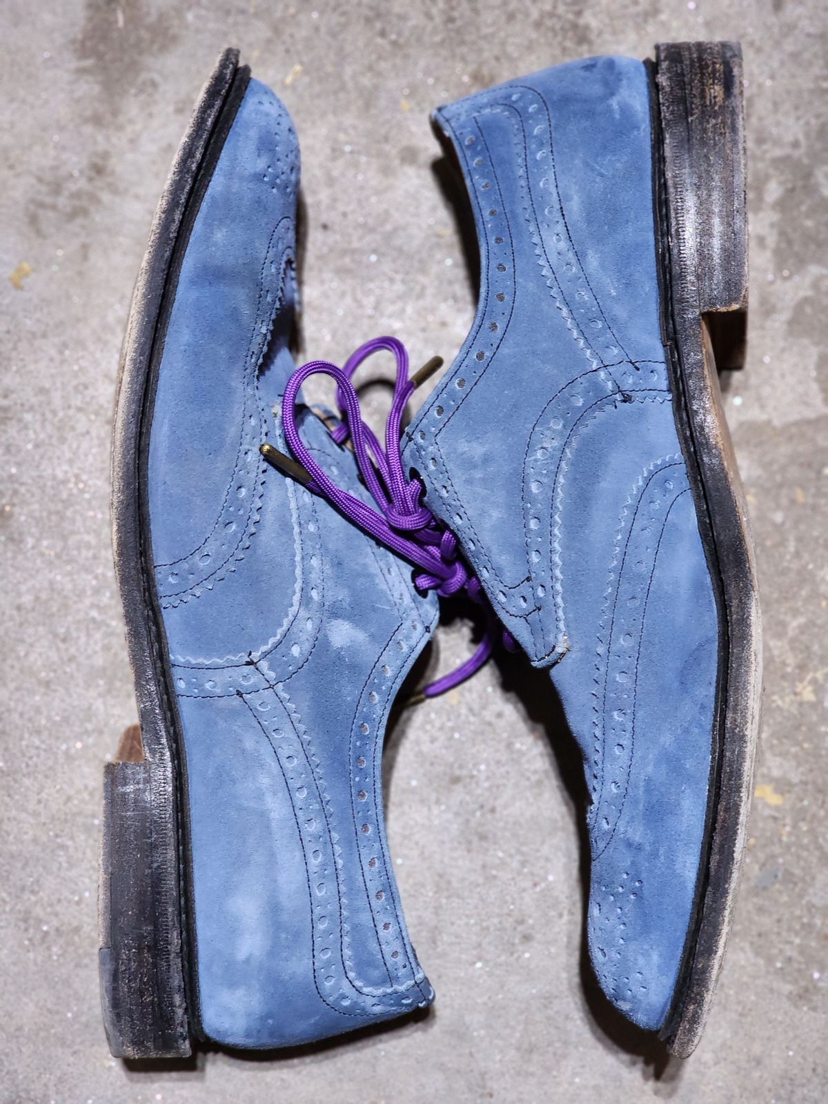 Photo by PrimordialOohs on March 6, 2023 of the Tricker's Bourton Country Shoe in Zonta Indigo Castorino Suede.