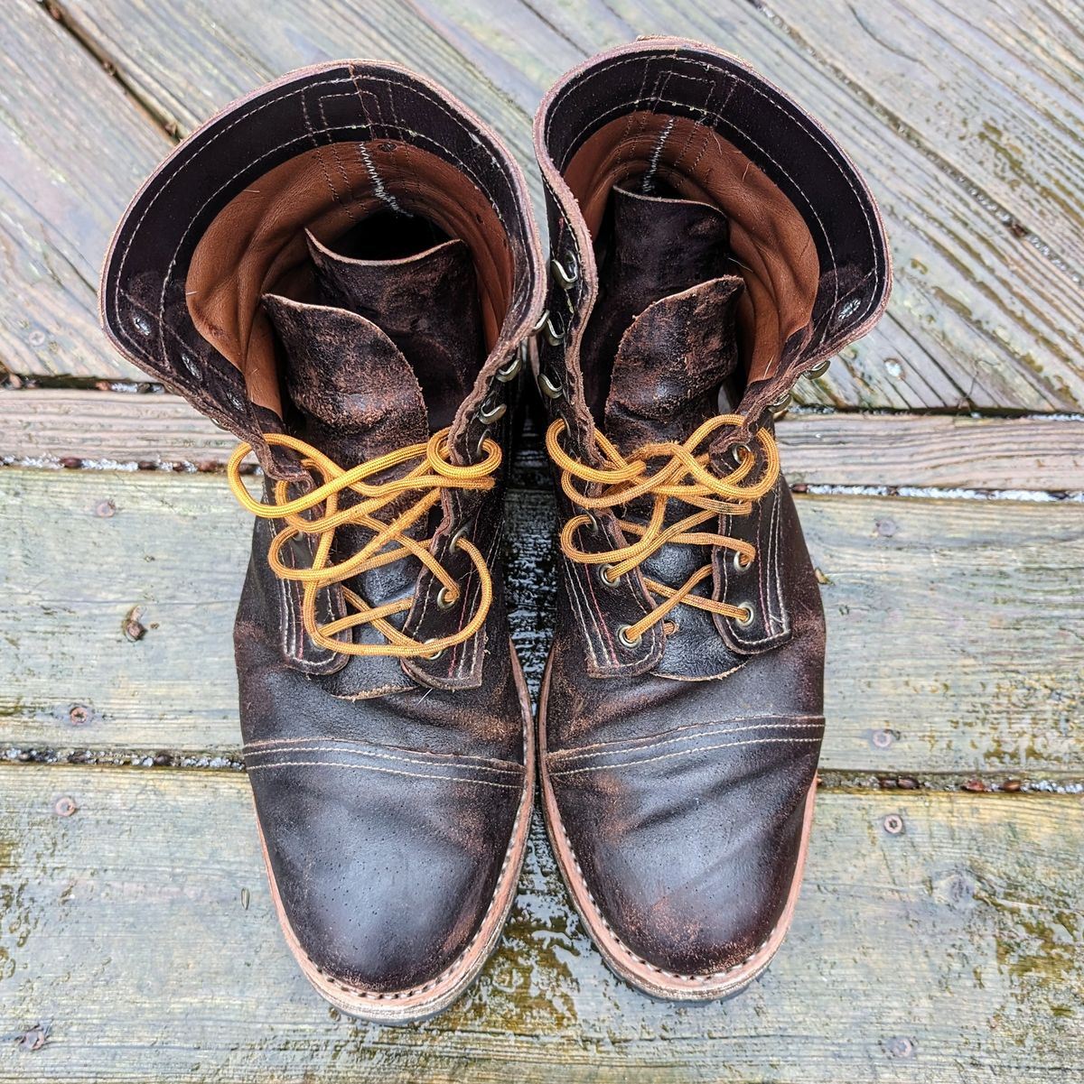 Photo by theworkwearkit on January 3, 2024 of the Sutorial Buckham in Horween Brown Waxed Flesh.