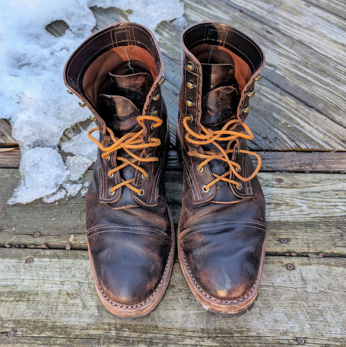 Photo by theworkwearkit on February 4, 2024 of the Sutorial Buckham in Horween Brown Waxed Flesh.