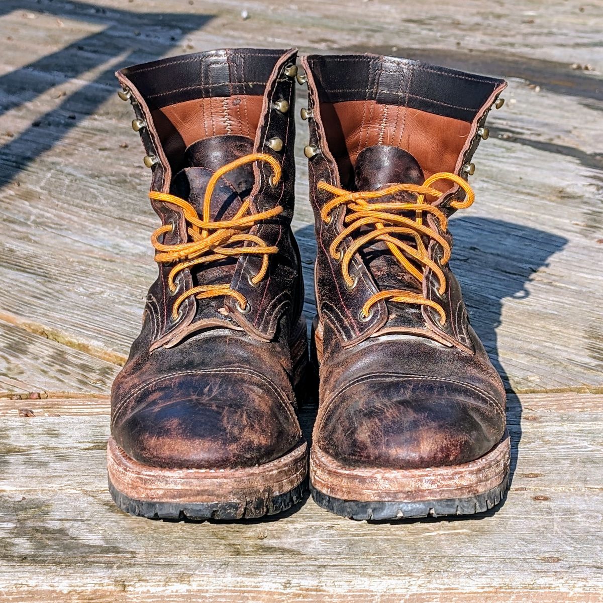 Photo by theworkwearkit on March 2, 2024 of the Sutorial Buckham in Horween Brown Waxed Flesh.