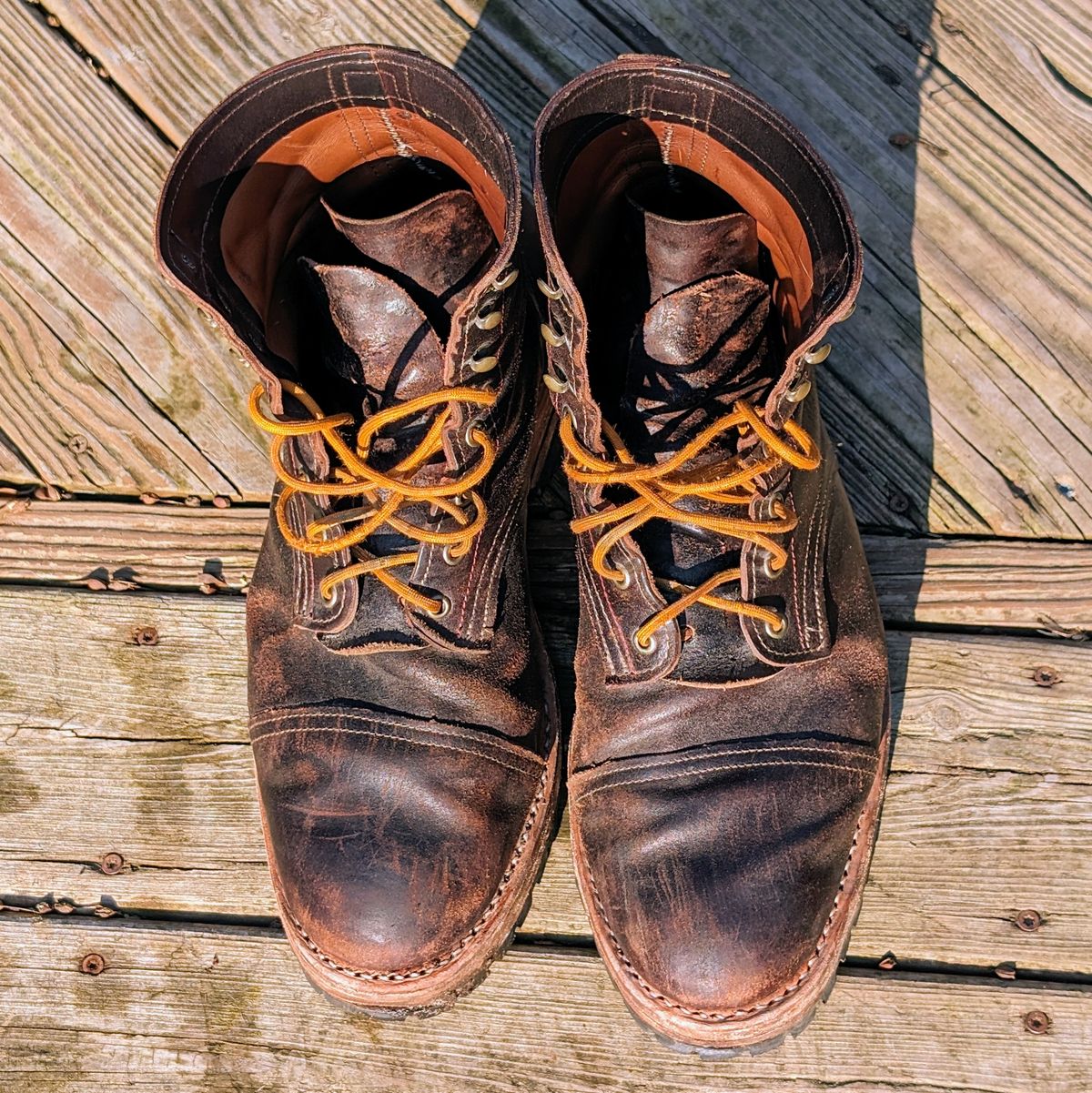 Photo by theworkwearkit on March 2, 2024 of the Sutorial Buckham in Horween Brown Waxed Flesh.