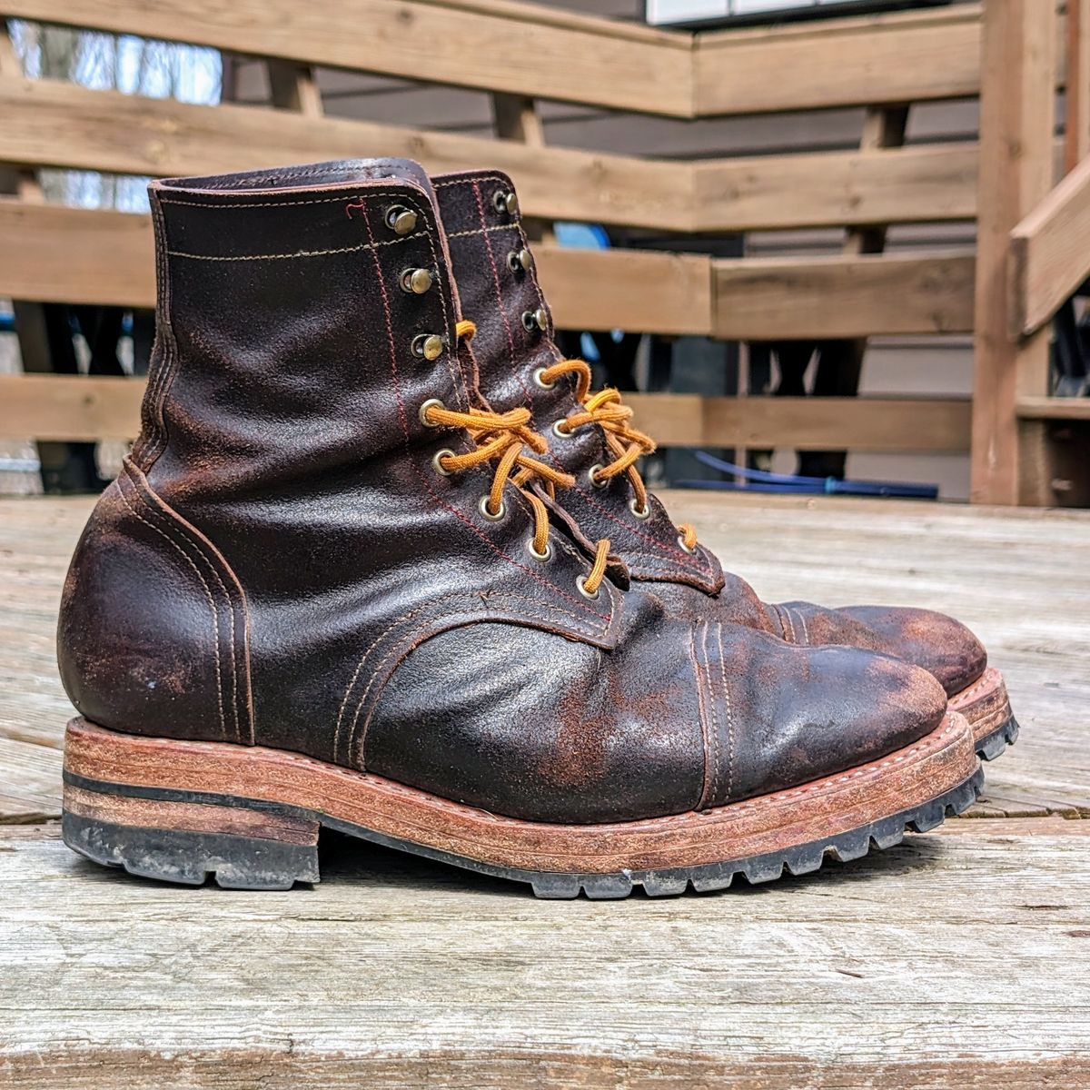 Photo by theworkwearkit on April 2, 2024 of the Sutorial Buckham in Horween Brown Waxed Flesh.