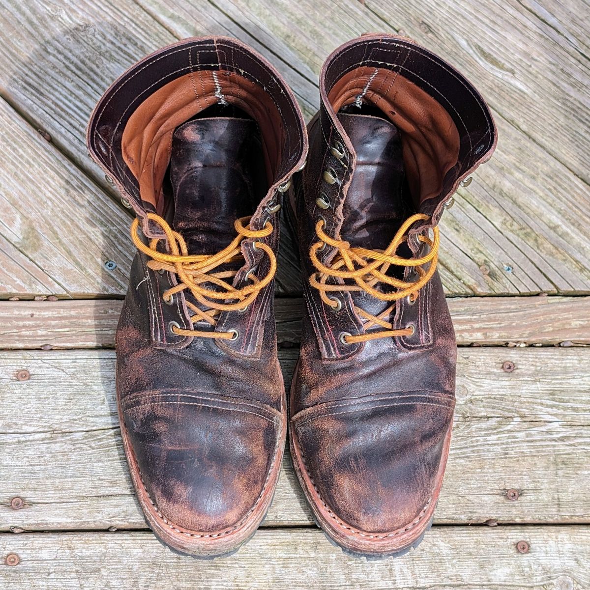 Photo by theworkwearkit on April 2, 2024 of the Sutorial Buckham in Horween Brown Waxed Flesh.