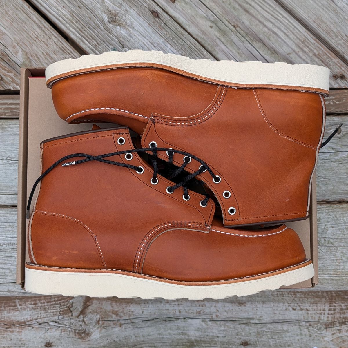 Photo by workwearfit on October 1, 2024 of the Red Wing 875 in Red Wing / Brown.