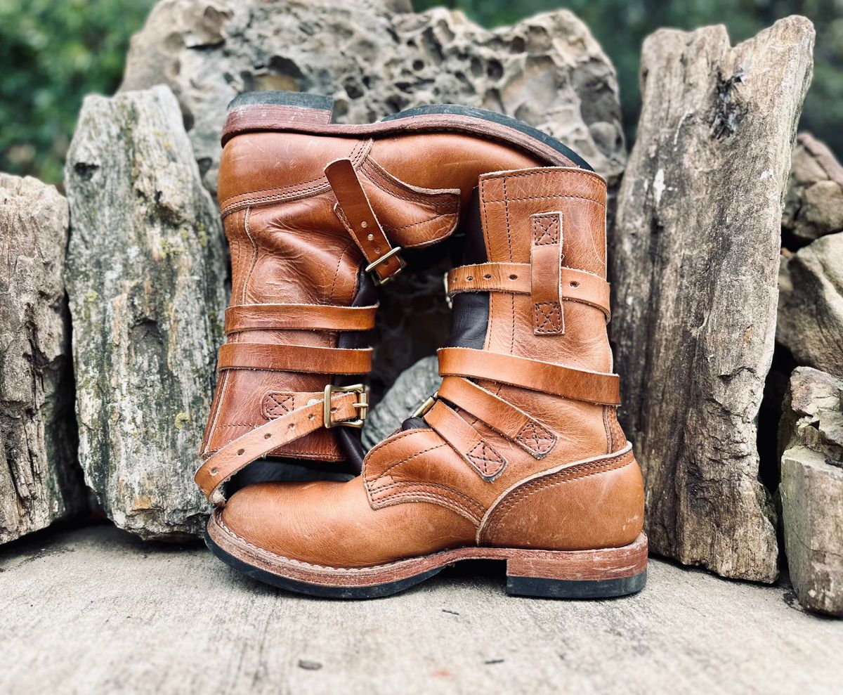 Photo by Bedrock on November 2, 2024 of the Nicks Heritage TankerPro in Horween Natural Dublin.