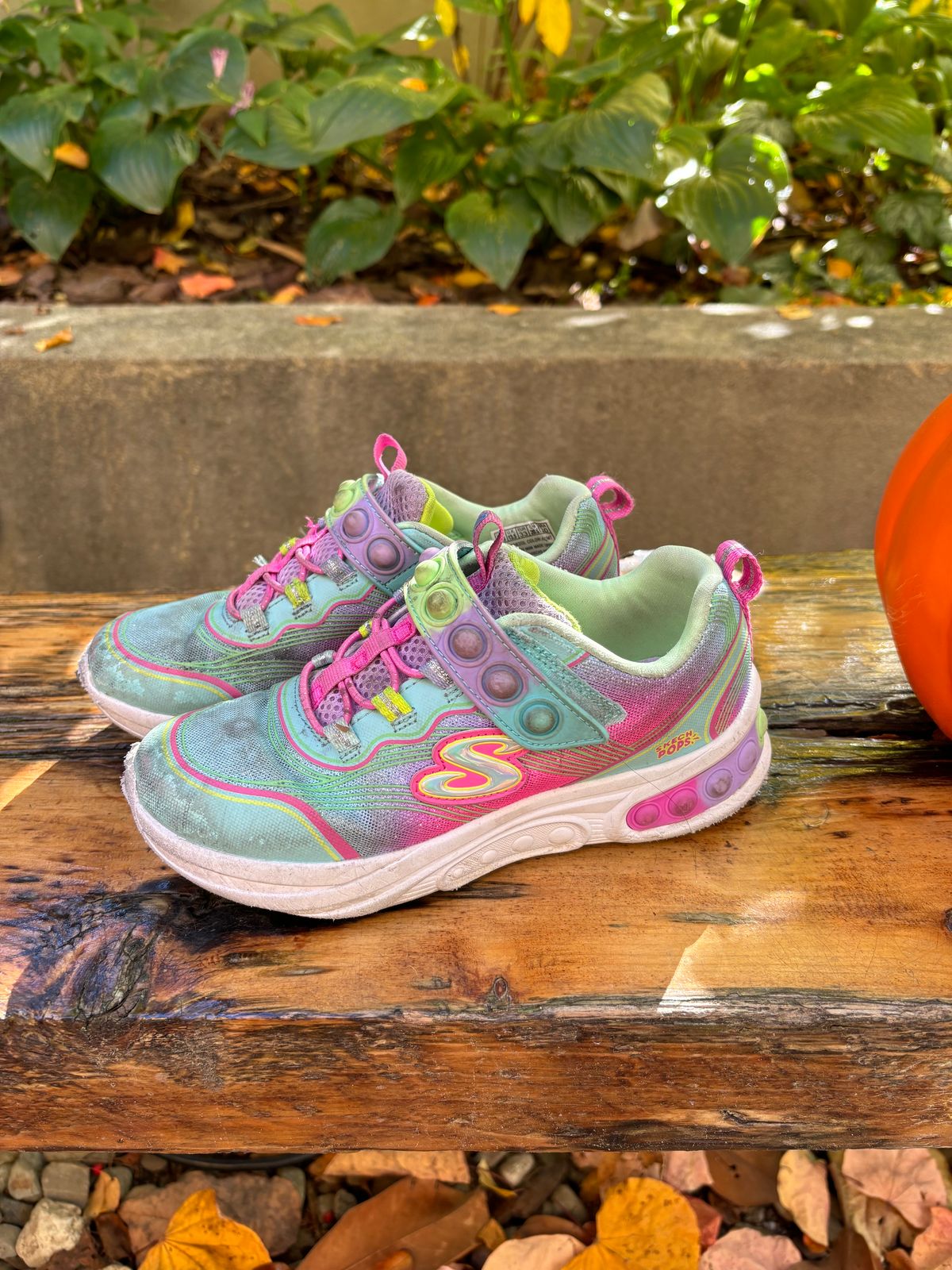 Photo by Way2Jeff on November 2, 2023 of the Skechers Kids Sport-Skech Pops in Synthetic.