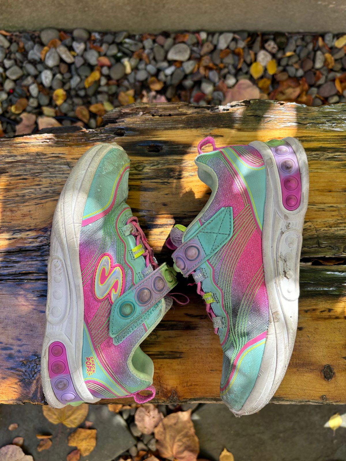 Photo by Way2Jeff on November 2, 2023 of the Skechers Kids Sport-Skech Pops in Synthetic.