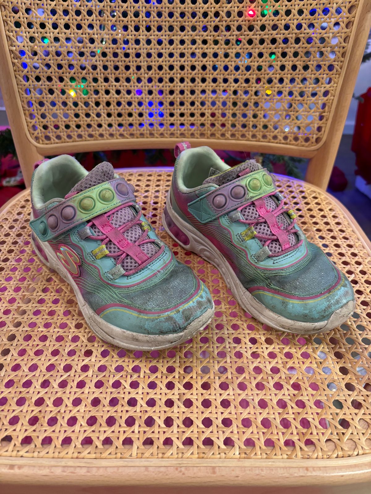 Photo by Way2Jeff on December 5, 2023 of the Skechers Kids Sport-Skech Pops in Synthetic.
