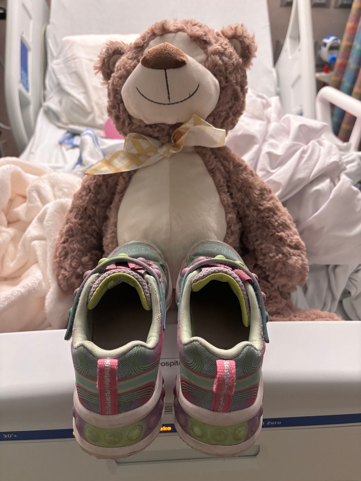 Photo by Way2Jeff on January 5, 2024 of the Skechers Kids Sport-Skech Pops in Synthetic.