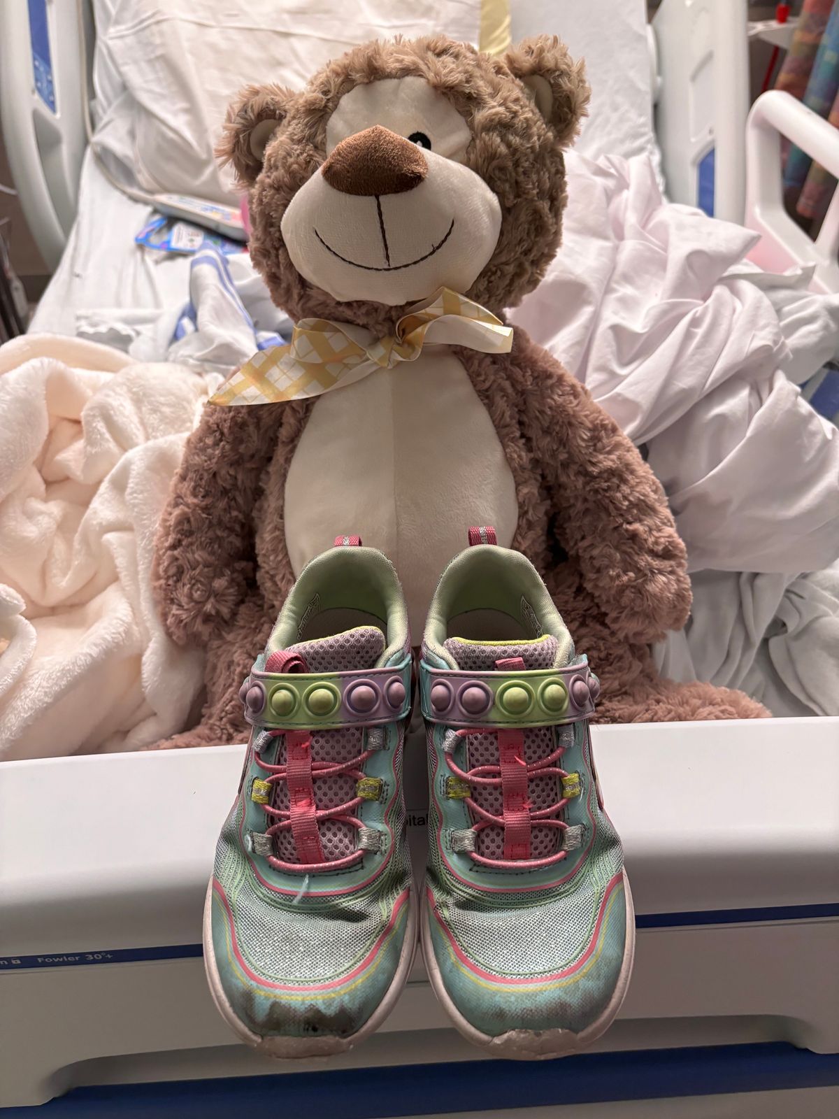 Photo by Way2Jeff on January 5, 2024 of the Skechers Kids Sport-Skech Pops in Synthetic.