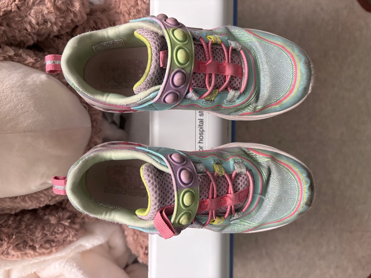 Photo by Way2Jeff on January 5, 2024 of the Skechers Kids Sport-Skech Pops in Synthetic.
