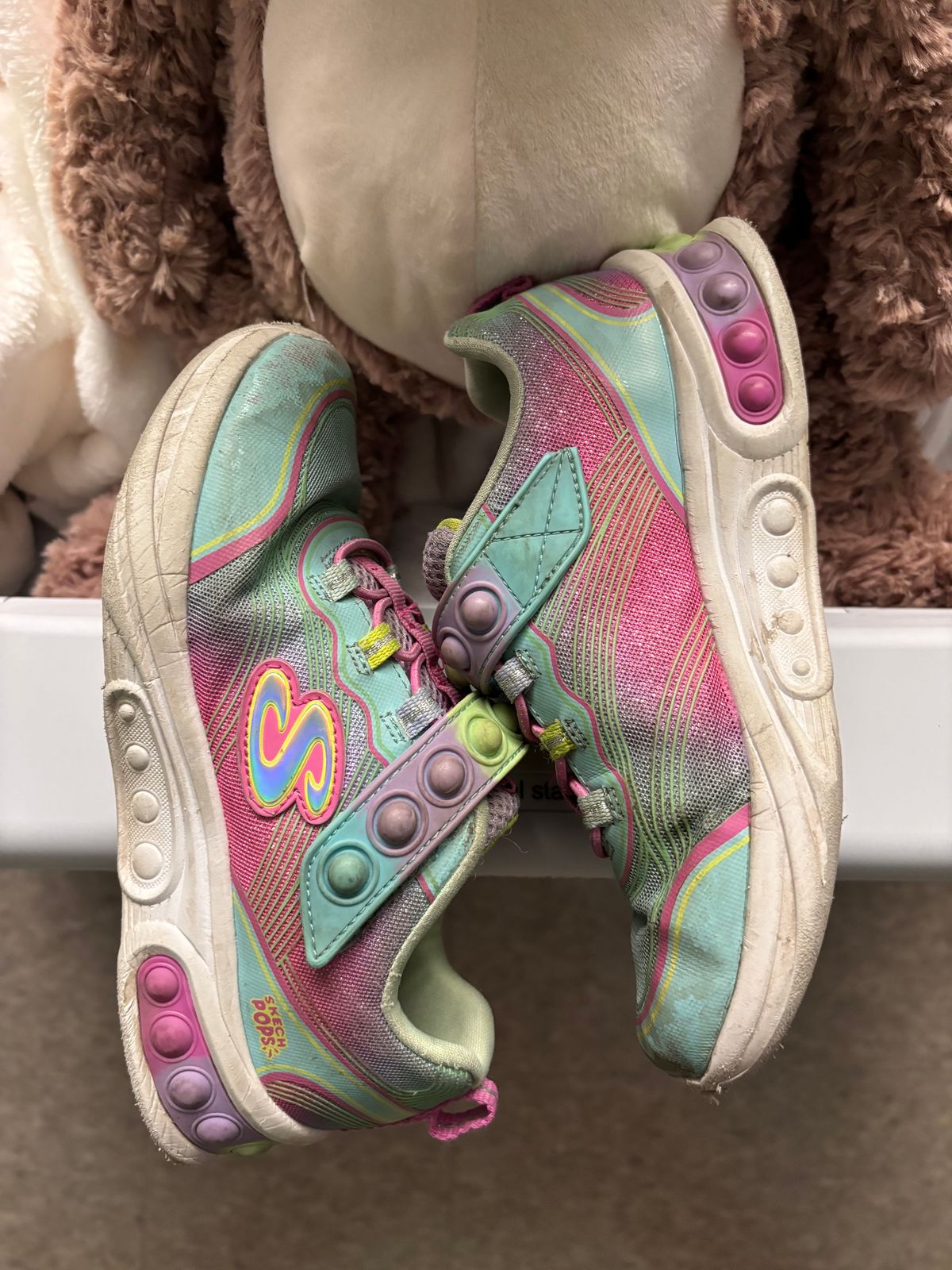 Photo by Way2Jeff on January 5, 2024 of the Skechers Kids Sport-Skech Pops in Synthetic.
