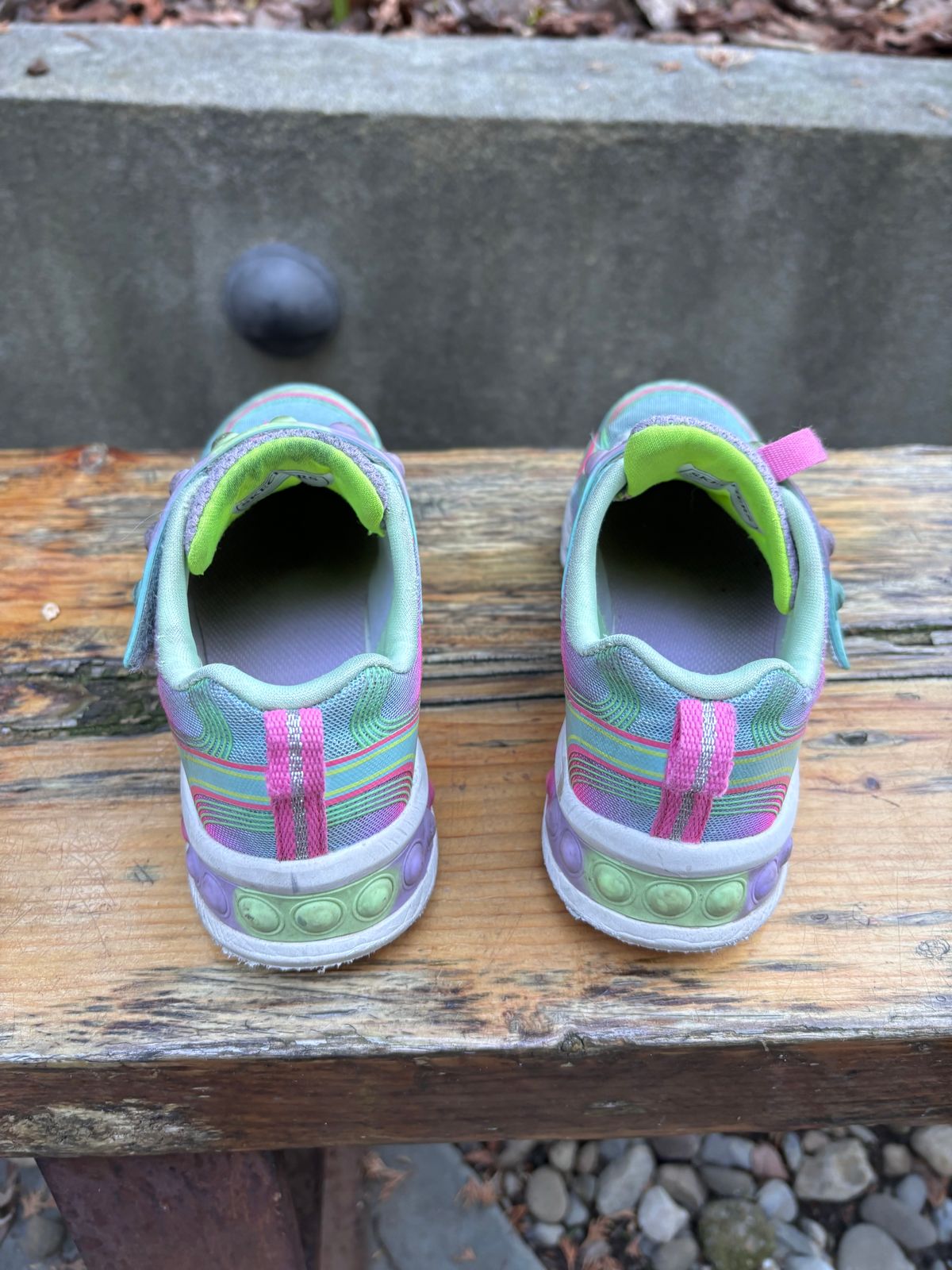 Photo by Way2Jeff on February 6, 2024 of the Skechers Kids Sport-Skech Pops in Synthetic.