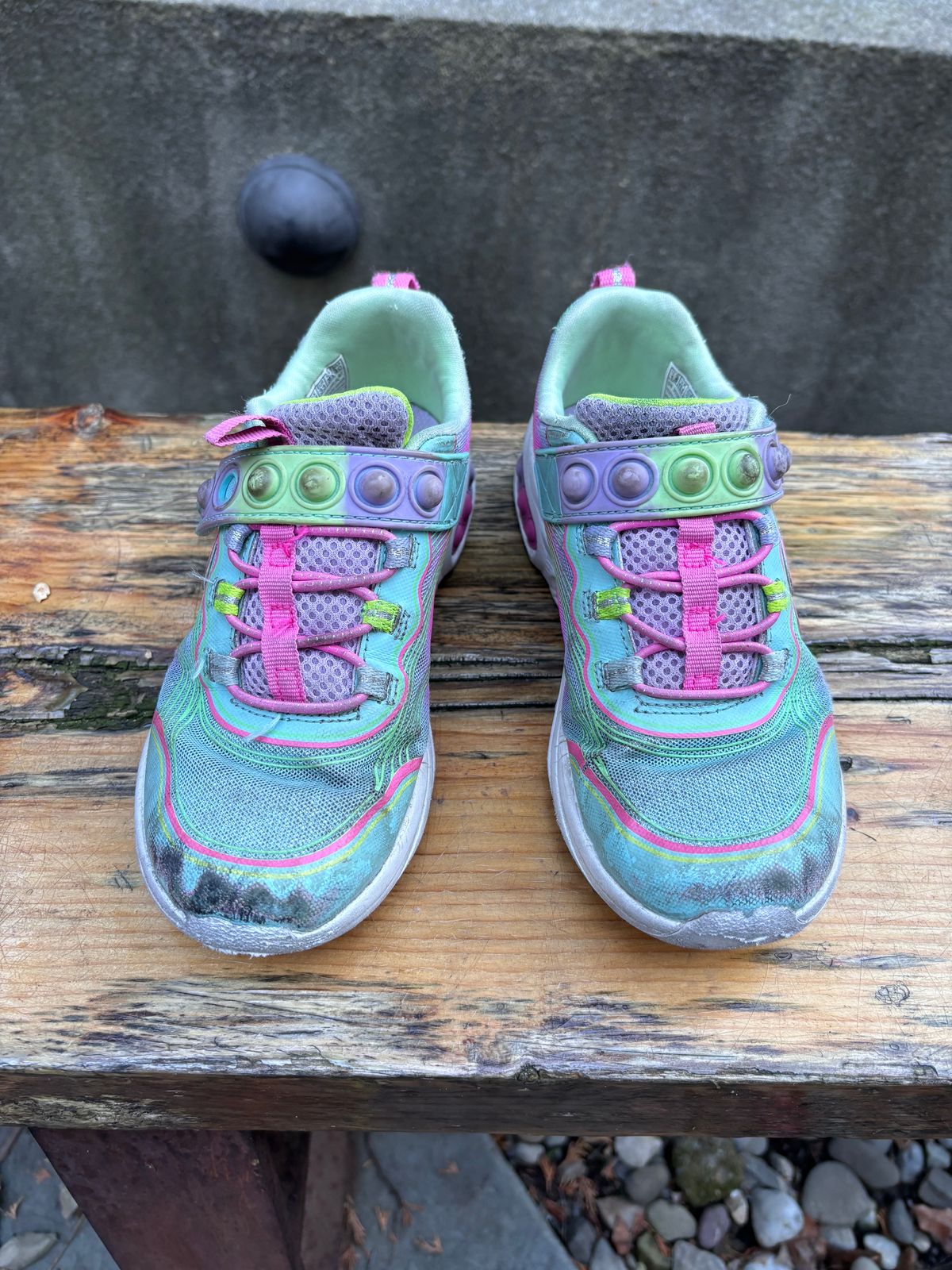 Photo by Way2Jeff on February 6, 2024 of the Skechers Kids Sport-Skech Pops in Synthetic.