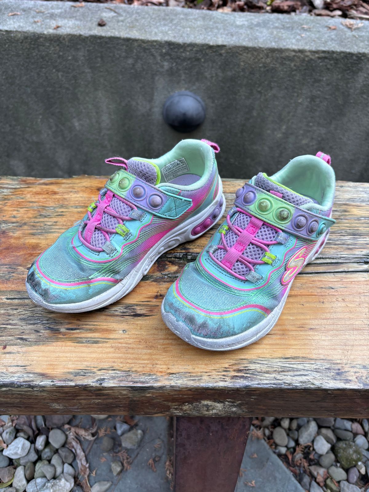 Photo by Way2Jeff on February 6, 2024 of the Skechers Kids Sport-Skech Pops in Synthetic.